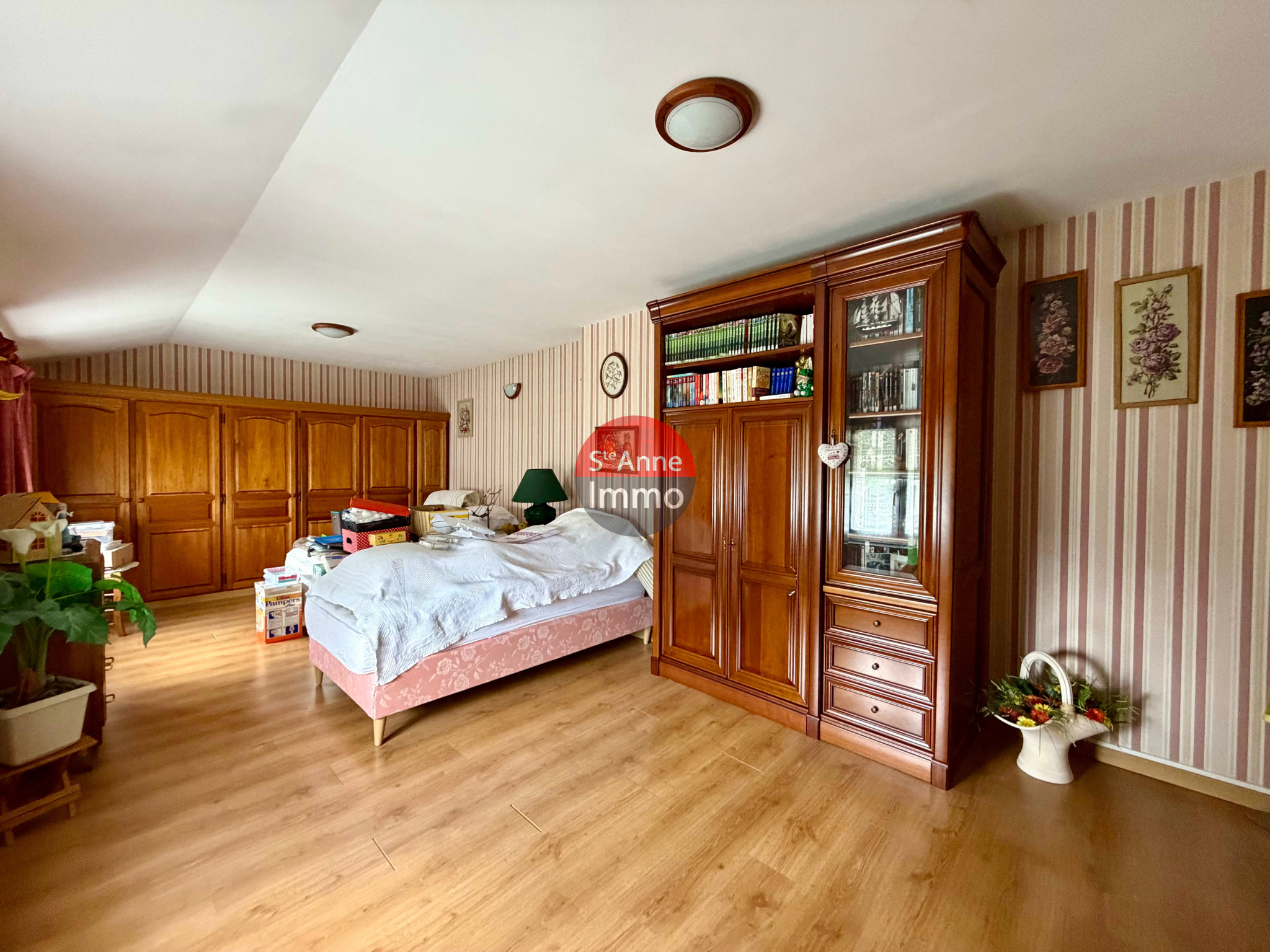 Immo80 – L'immobilier à Amiens et dans la Somme-ALBERT – MAISON MITOYENNE 175m2 – 5 CHAMBRES – JARDIN – DOUBLE GARAGE – DEPENDANCE