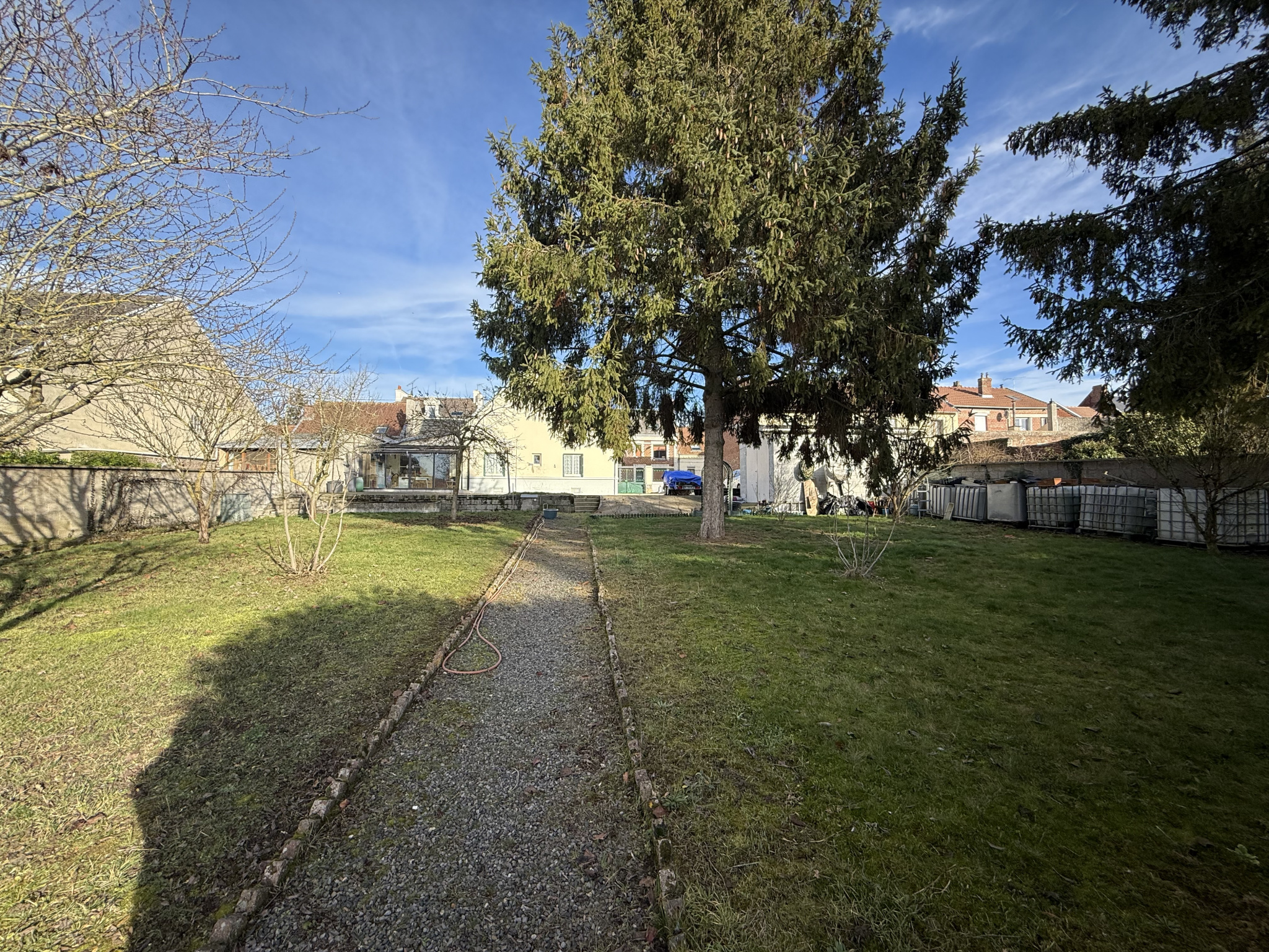 Immo80 – L'immobilier à Amiens et dans la Somme-MOREUIL – PAVILLON INDIVIDUEL – 3 CHAMBRES – DOUBLES GARAGES – JARDIN