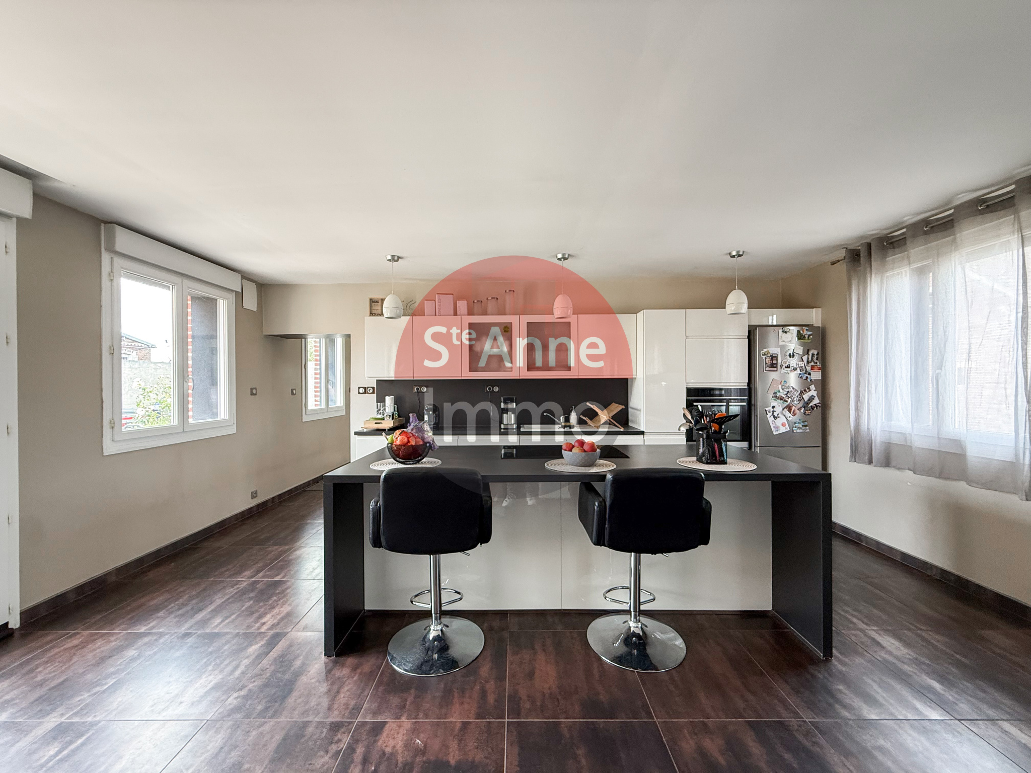Immo80 – L'immobilier à Amiens et dans la Somme-AMY – MAISON SEMI-MITOYENNE – 192m2 –  4 CHAMBRES – AUTONOMIE DE PLAIN PIED – JARDIN – COUR – DEPENDANCES