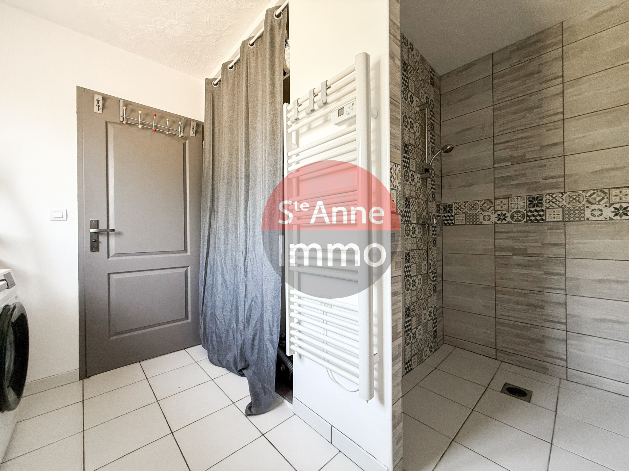 Immo80 – L'immobilier à Amiens et dans la Somme-MAUCOURT – MAISON INDIVIDUELLE – AUTONOMIE DE PLAIN PIED – 3 CHAMBRES – GARAGE – DEPENDANCE – CABANE – JARDIN