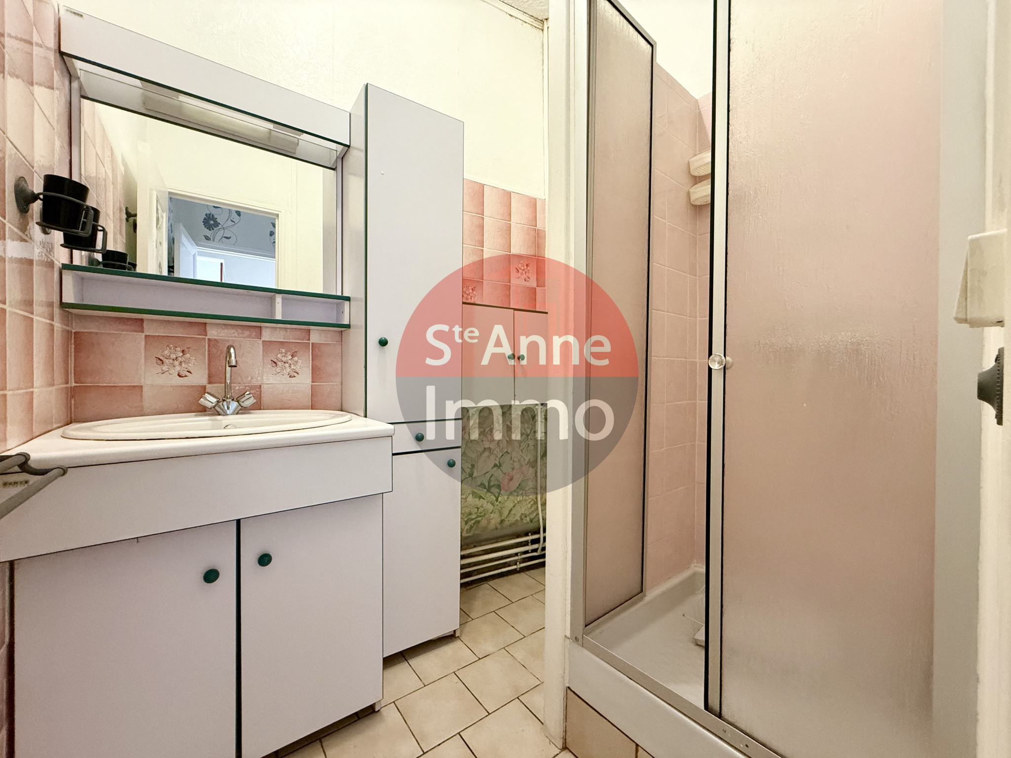 Immo80 – L'immobilier à Amiens et dans la Somme-ROYE – MAISON MITOYENNE – AUTONOMIE DE PLAIN PIED – 3 CHAMBRES – CAVE – TERRASSE – JARDIN – TRAVAUX