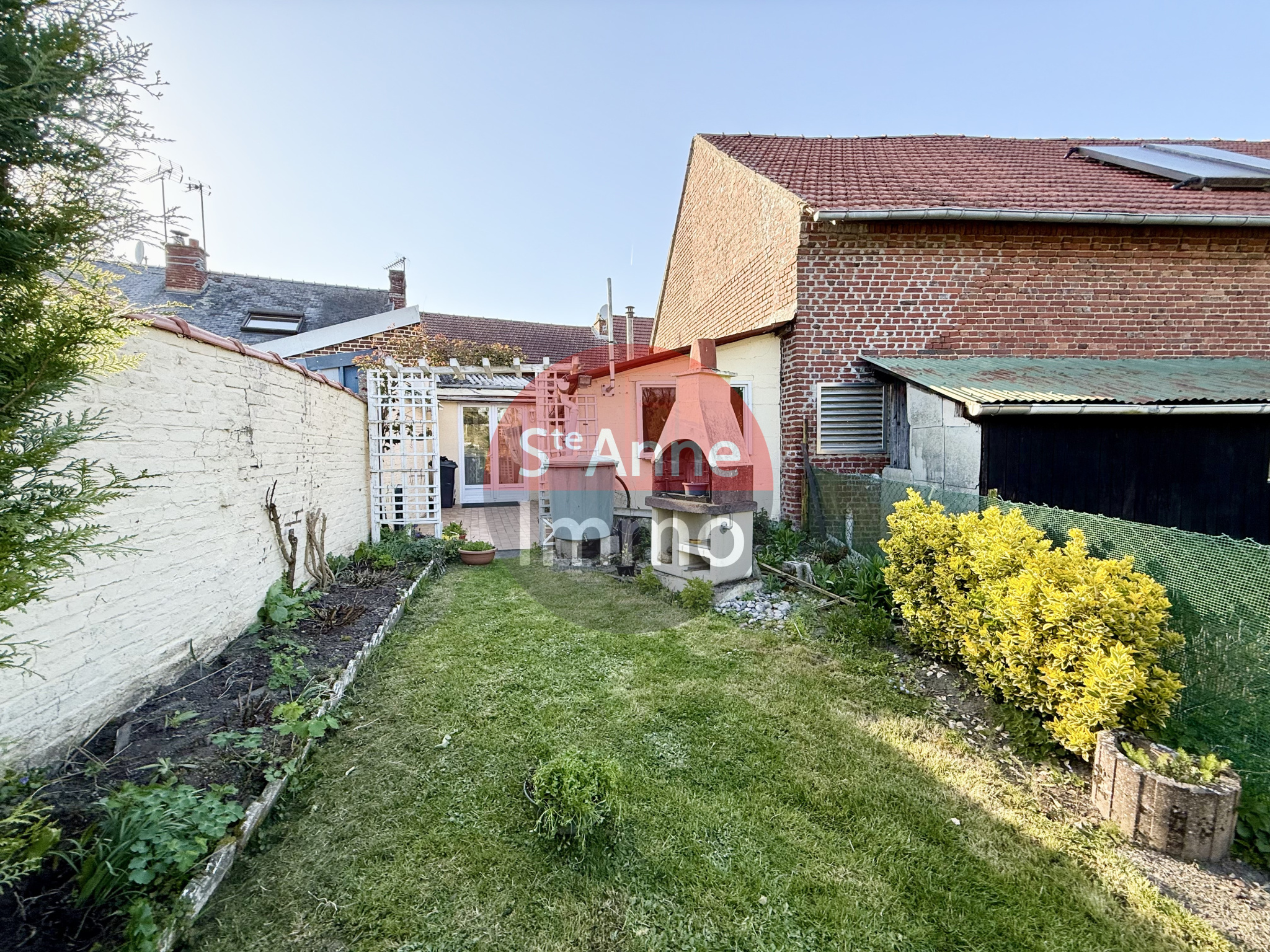 Immo80 – L'immobilier à Amiens et dans la Somme-ROYE – MAISON MITOYENNE – AUTONOMIE DE PLAIN PIED – 3 CHAMBRES – CAVE – TERRASSE – JARDIN – TRAVAUX