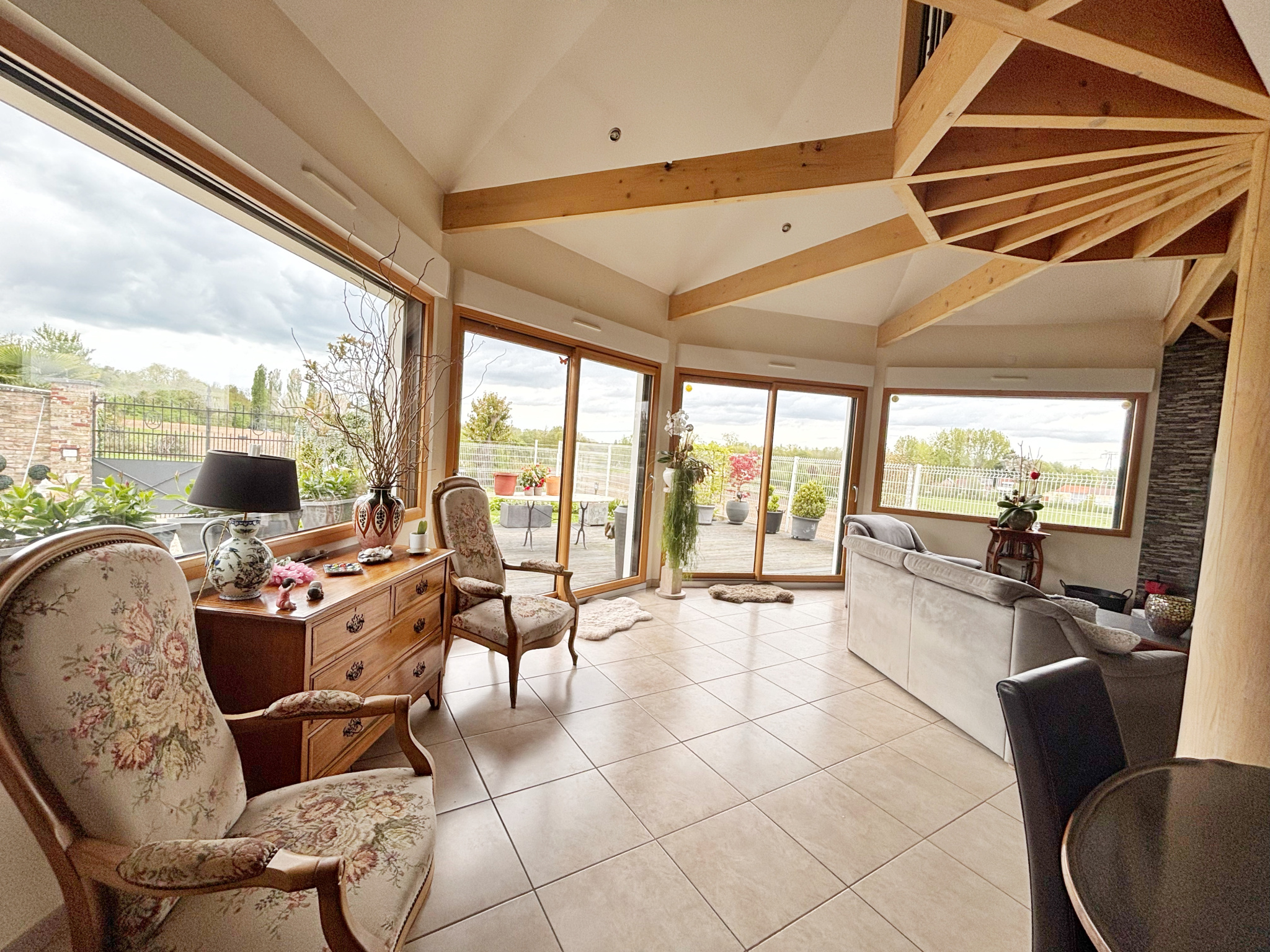 Immo80 – L'immobilier à Amiens et dans la Somme-PAVILLON INDIVIDUEL 200M2 – JARDIN – GARAGE – 2 STUDIOS – 10 MN AMIENS