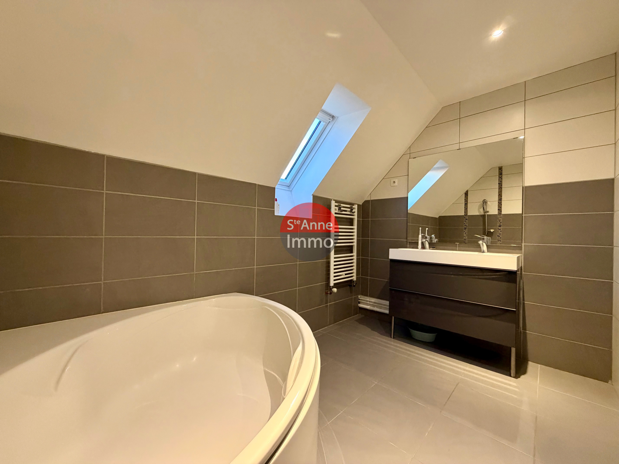 Immo80 – L'immobilier à Amiens et dans la Somme-WAVIGNIES – PAVILLON INDIVIDUEL 130 m2 – AUTONOMIE DE PLAIN-PIED – 5 CHAMBRES – JARDIN – GARAGE – TERRASSE