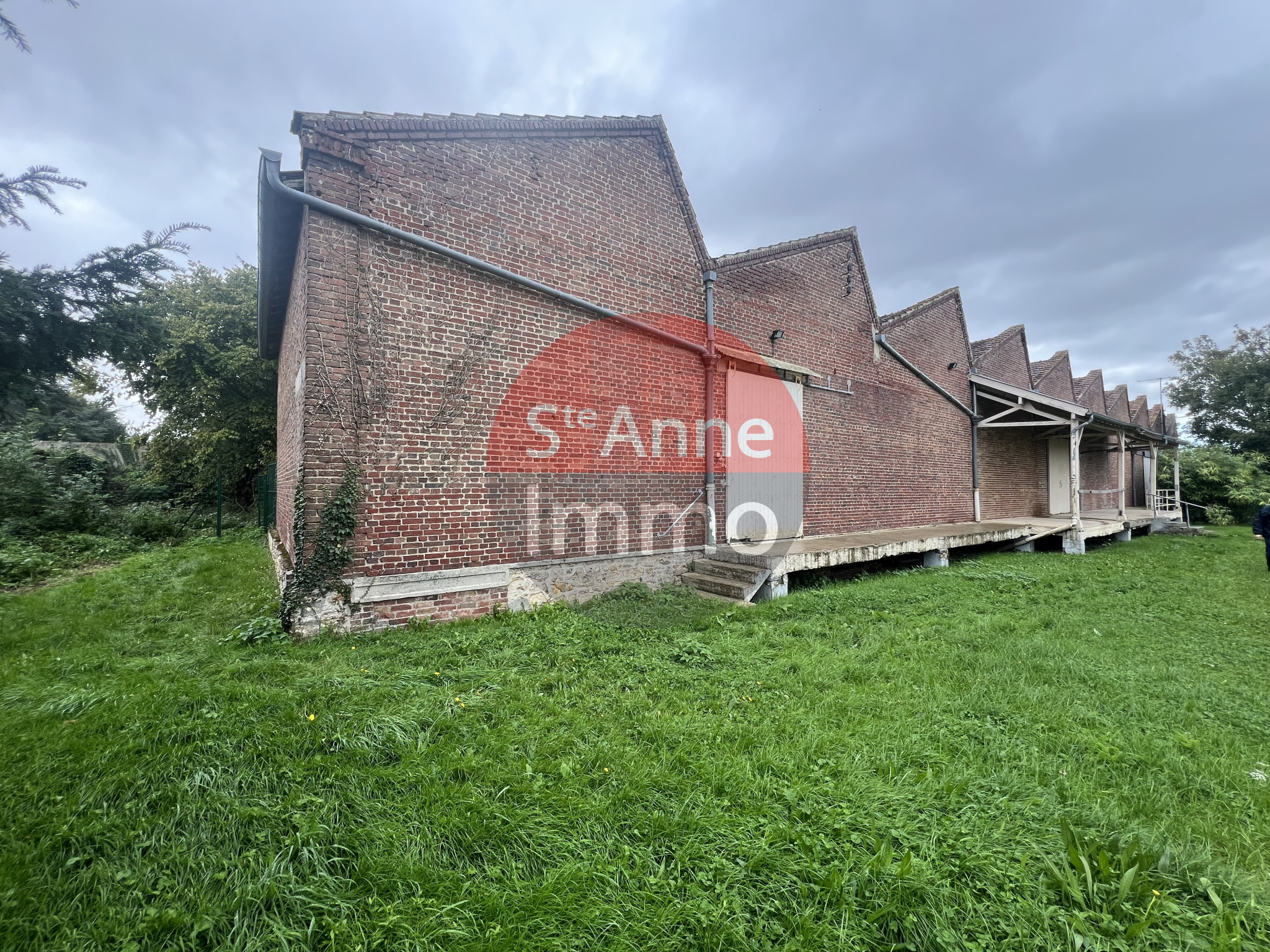Immo80 – L'immobilier à Amiens et dans la Somme-ROSIERES EN SANTERRE – ENTREPOT DE 950 M2  – JARDIN