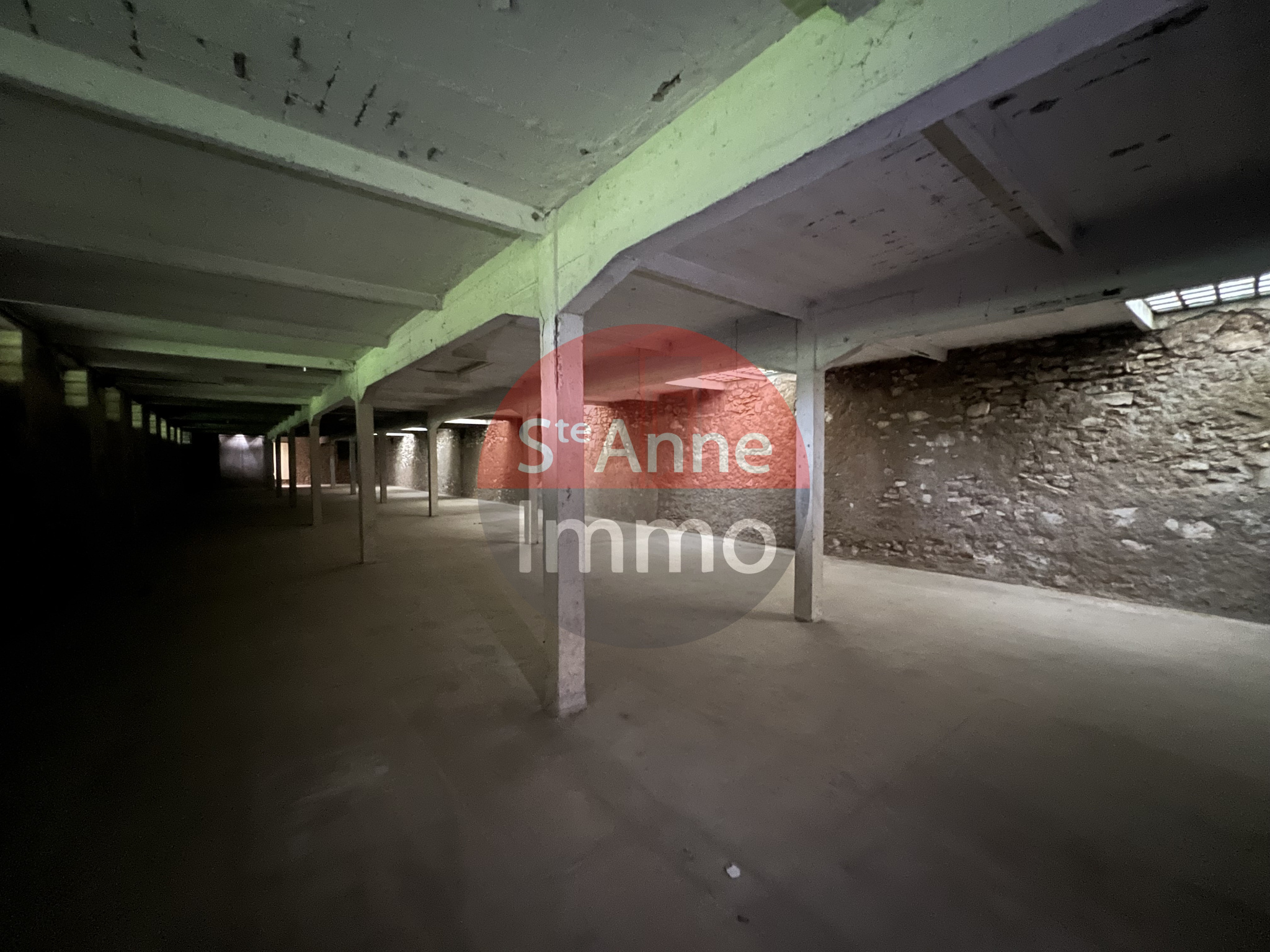 Immo80 – L'immobilier à Amiens et dans la Somme-ROSIERES EN SANTERRE – ENTREPOT DE 950 M2  – JARDIN
