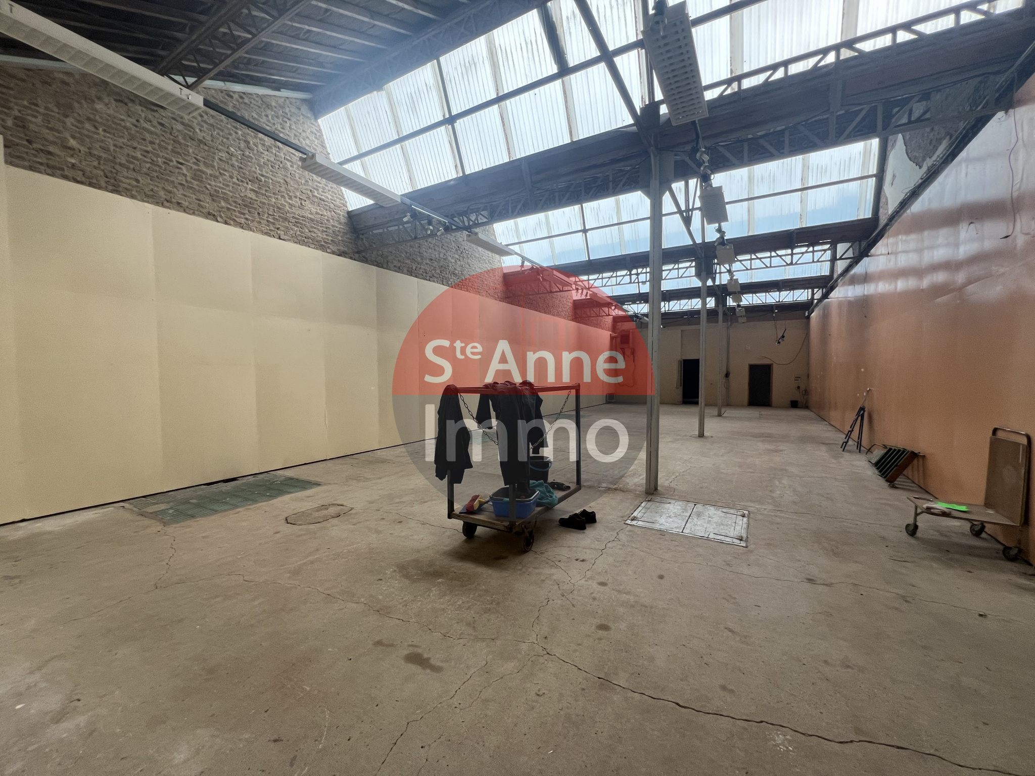 Immo80 – L'immobilier à Amiens et dans la Somme-ROSIERES EN SANTERRE – ENTREPOT DE 950 M2  – JARDIN