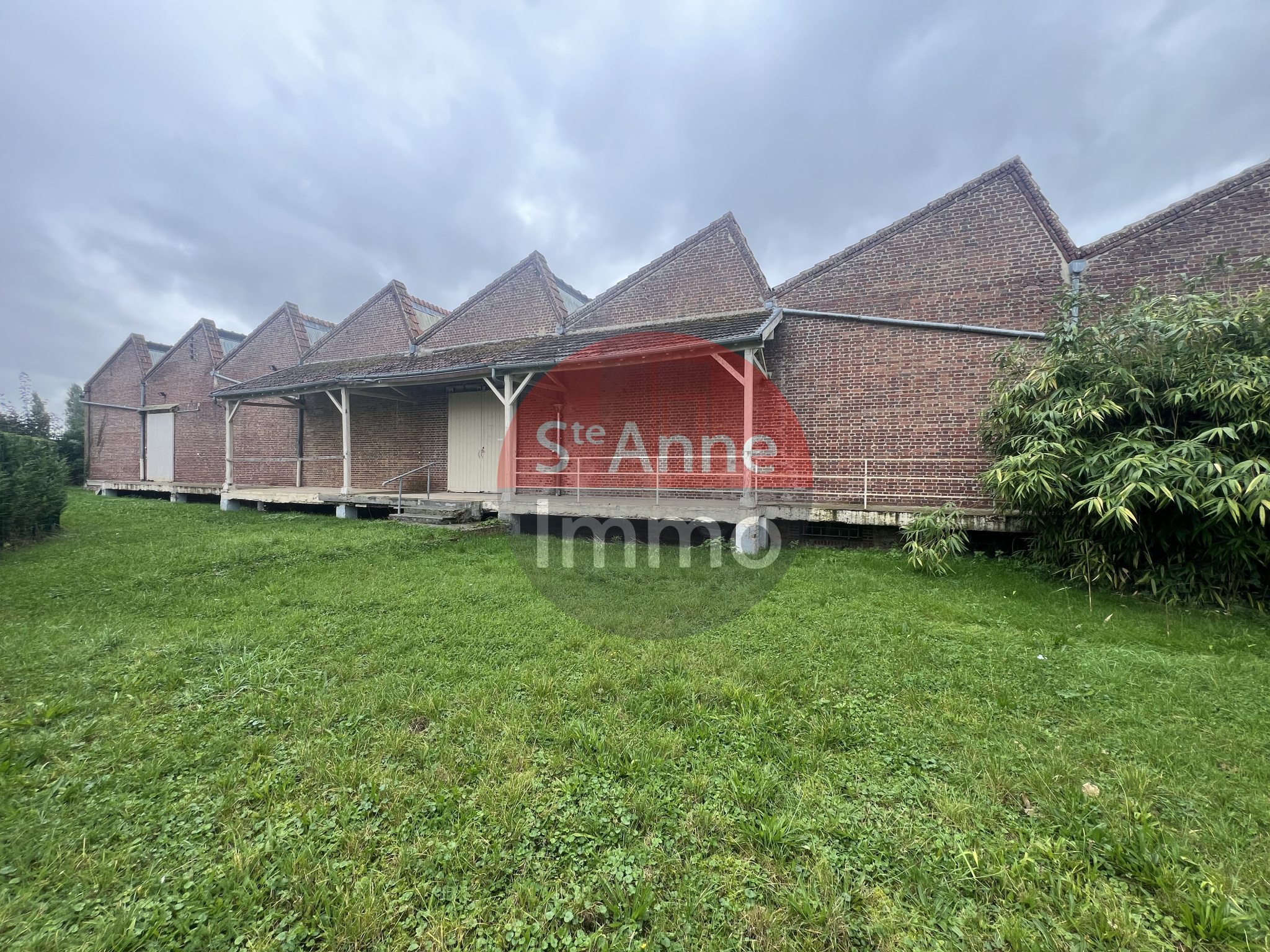 Immo80 – L'immobilier à Amiens et dans la Somme-ROSIERES EN SANTERRE – ENTREPOT DE 950 M2  – JARDIN