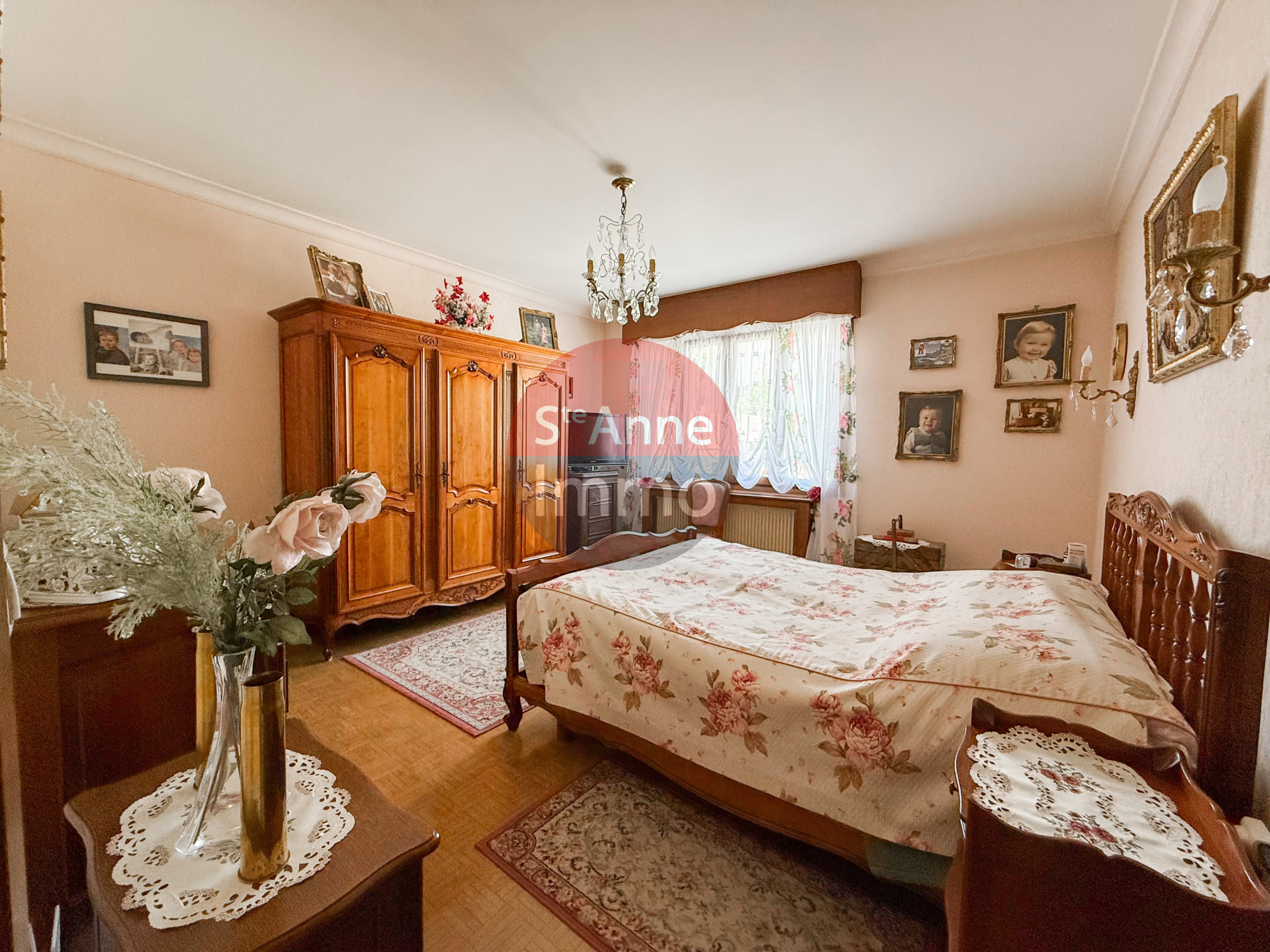 Immo80 – L'immobilier à Amiens et dans la Somme-ROYE – MAISON INDIVIDUELLE – 4 CHAMBRES – APPARTEMENT – SOUS SOL COMPLET – GARAGES – COUR – JARDIN