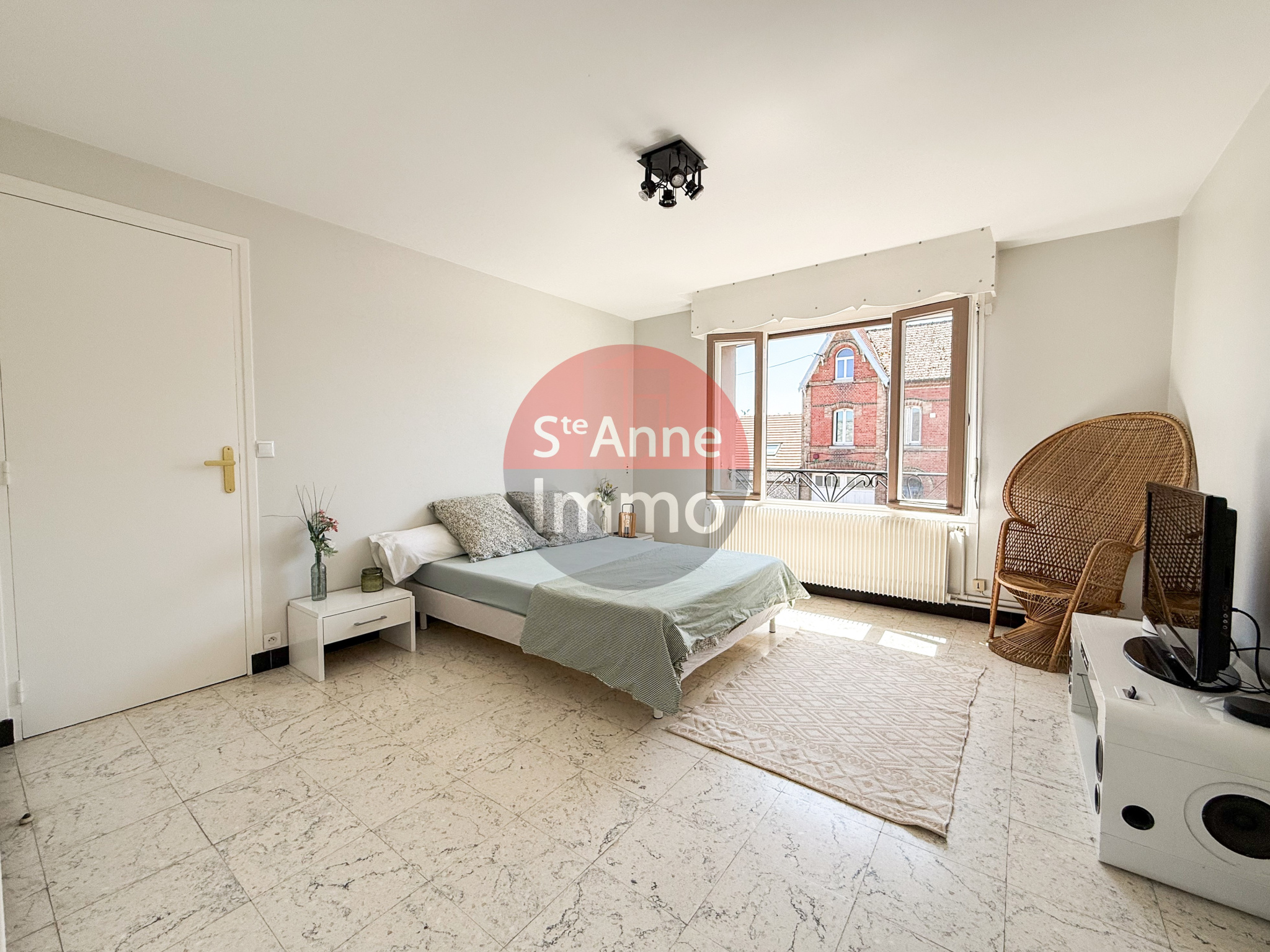 Immo80 – L'immobilier à Amiens et dans la Somme-ROYE – MAISON INDIVIDUELLE – 4 CHAMBRES – APPARTEMENT – SOUS SOL COMPLET – GARAGES – COUR – JARDIN