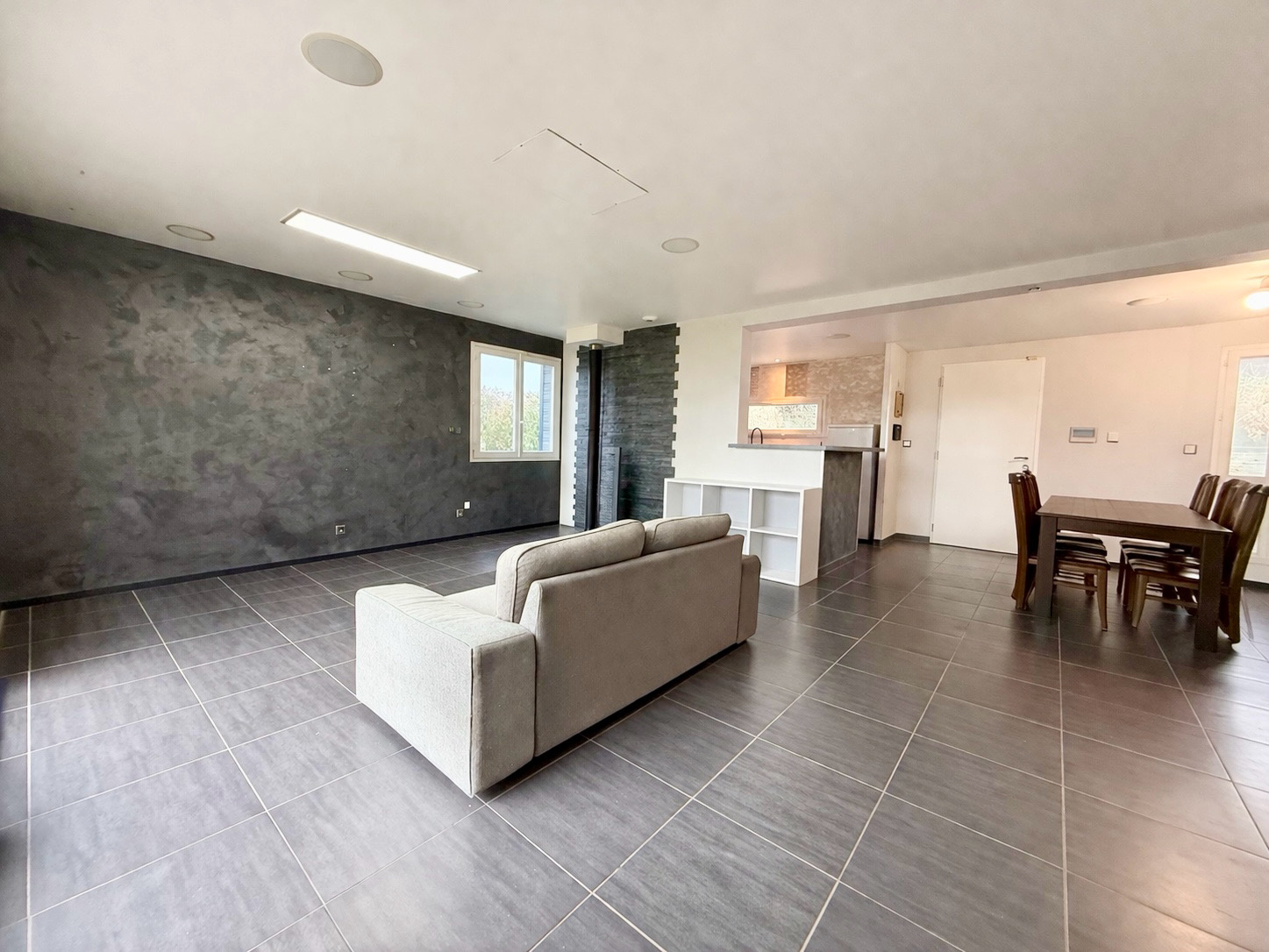 Immo80 – L'immobilier à Amiens et dans la Somme-MOREUIL – PAVILLON INDIVIDUEL AVEC ETAGE – 3 CHAMBRES – DEPENDANCE – STATIONNEMENT PRIVATIF – TERRASSE – JARDI