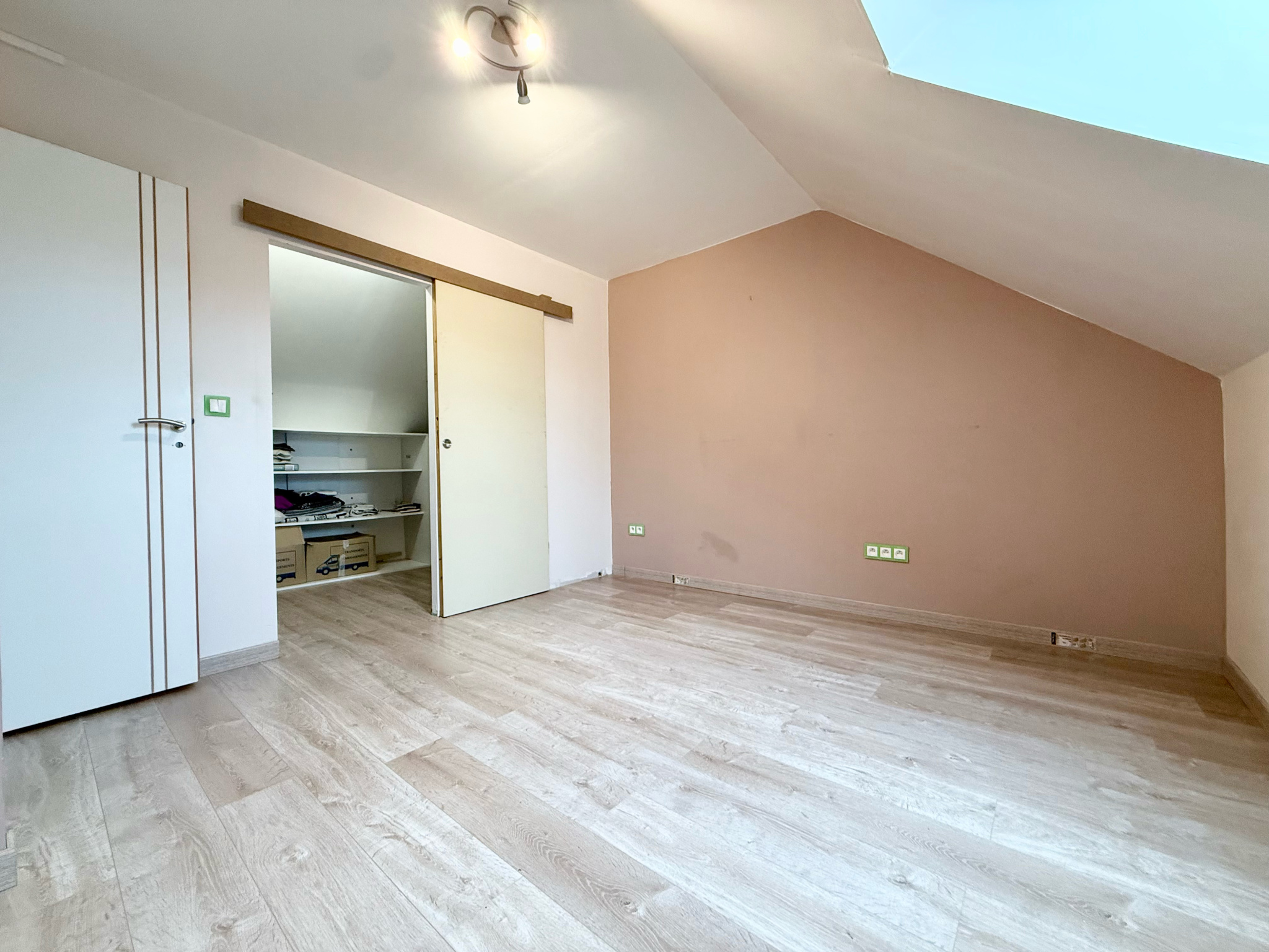 Immo80 – L'immobilier à Amiens et dans la Somme-MOREUIL – PAVILLON INDIVIDUEL AVEC ETAGE – 3 CHAMBRES – DEPENDANCE – STATIONNEMENT PRIVATIF – TERRASSE – JARDI