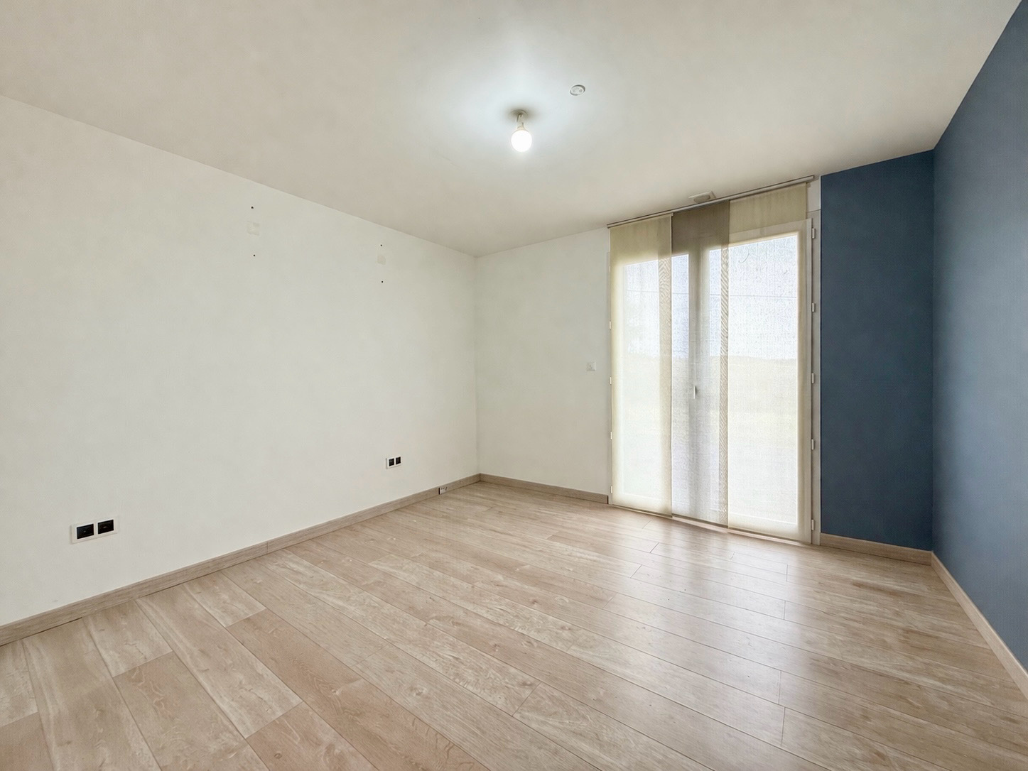 Immo80 – L'immobilier à Amiens et dans la Somme-MOREUIL – PAVILLON INDIVIDUEL AVEC ETAGE – 3 CHAMBRES – DEPENDANCE – STATIONNEMENT PRIVATIF – TERRASSE – JARDI