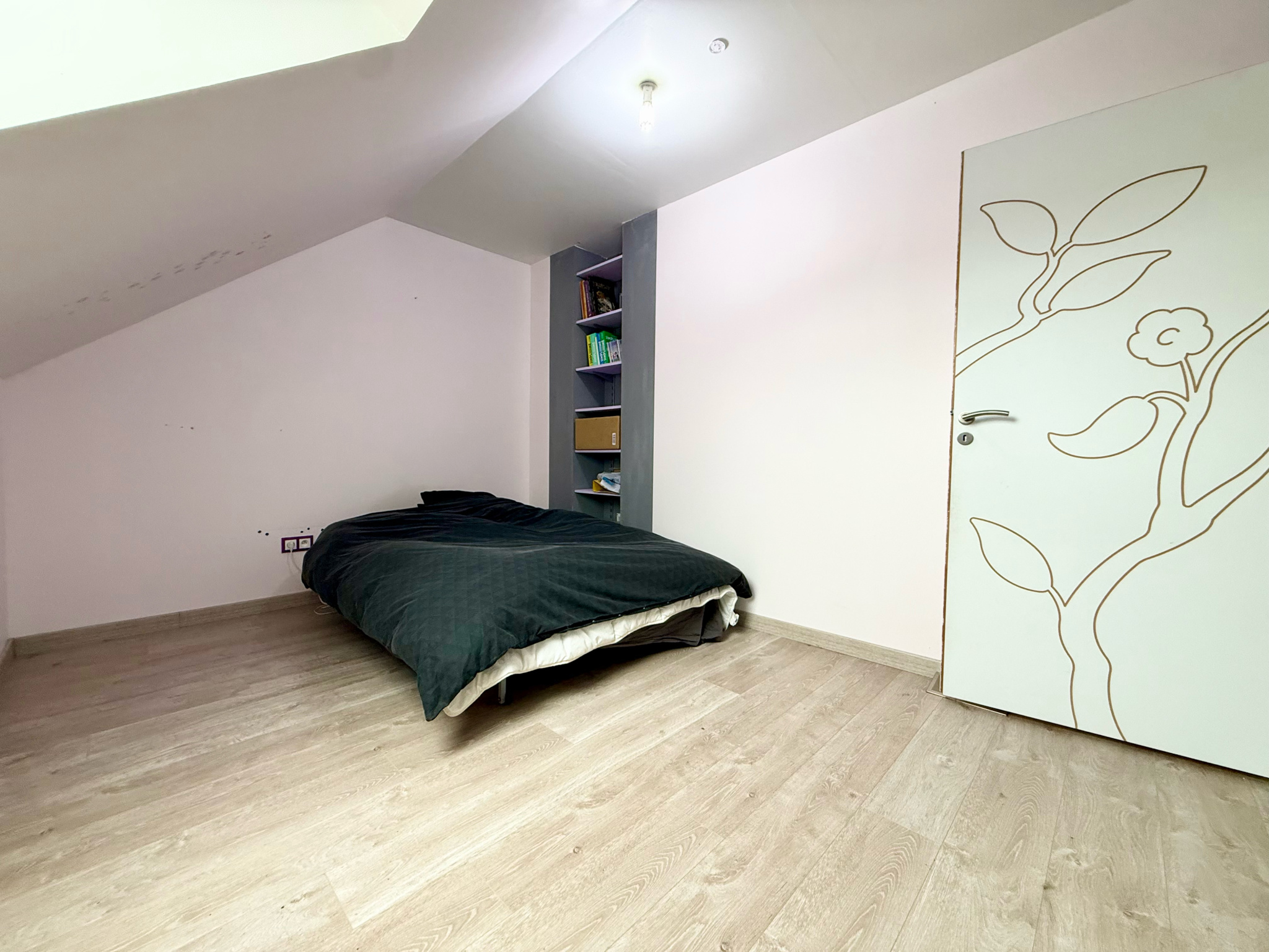 Immo80 – L'immobilier à Amiens et dans la Somme-MOREUIL – PAVILLON INDIVIDUEL AVEC ETAGE – 3 CHAMBRES – DEPENDANCE – STATIONNEMENT PRIVATIF – TERRASSE – JARDI