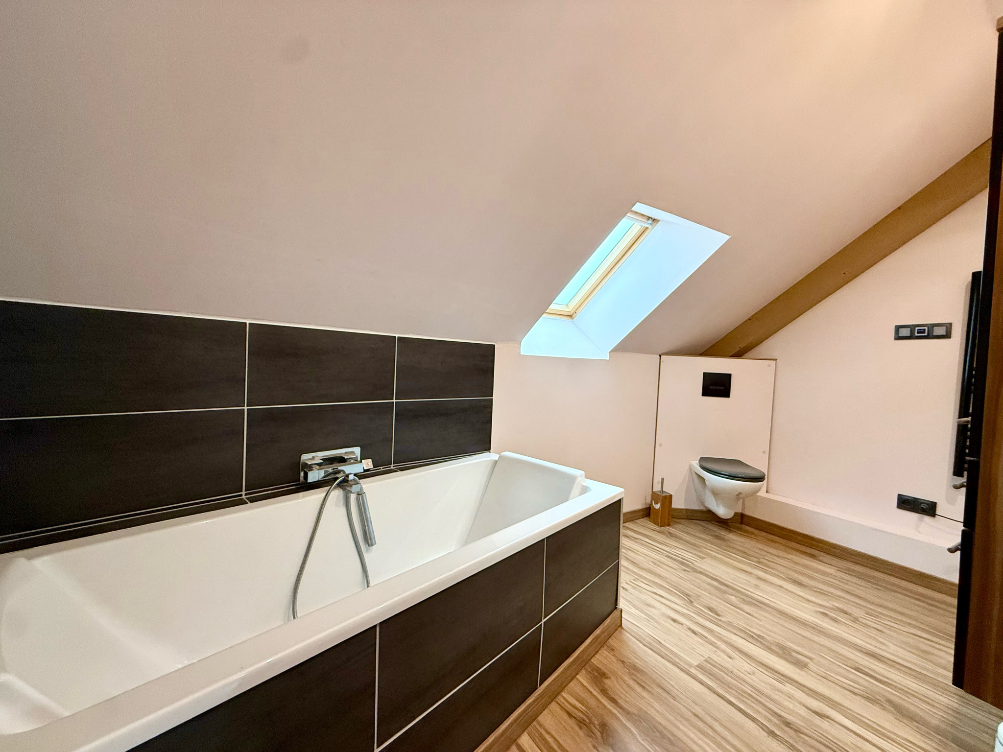 Immo80 – L'immobilier à Amiens et dans la Somme-MOREUIL – PAVILLON INDIVIDUEL AVEC ETAGE – 3 CHAMBRES – DEPENDANCE – STATIONNEMENT PRIVATIF – TERRASSE – JARDI