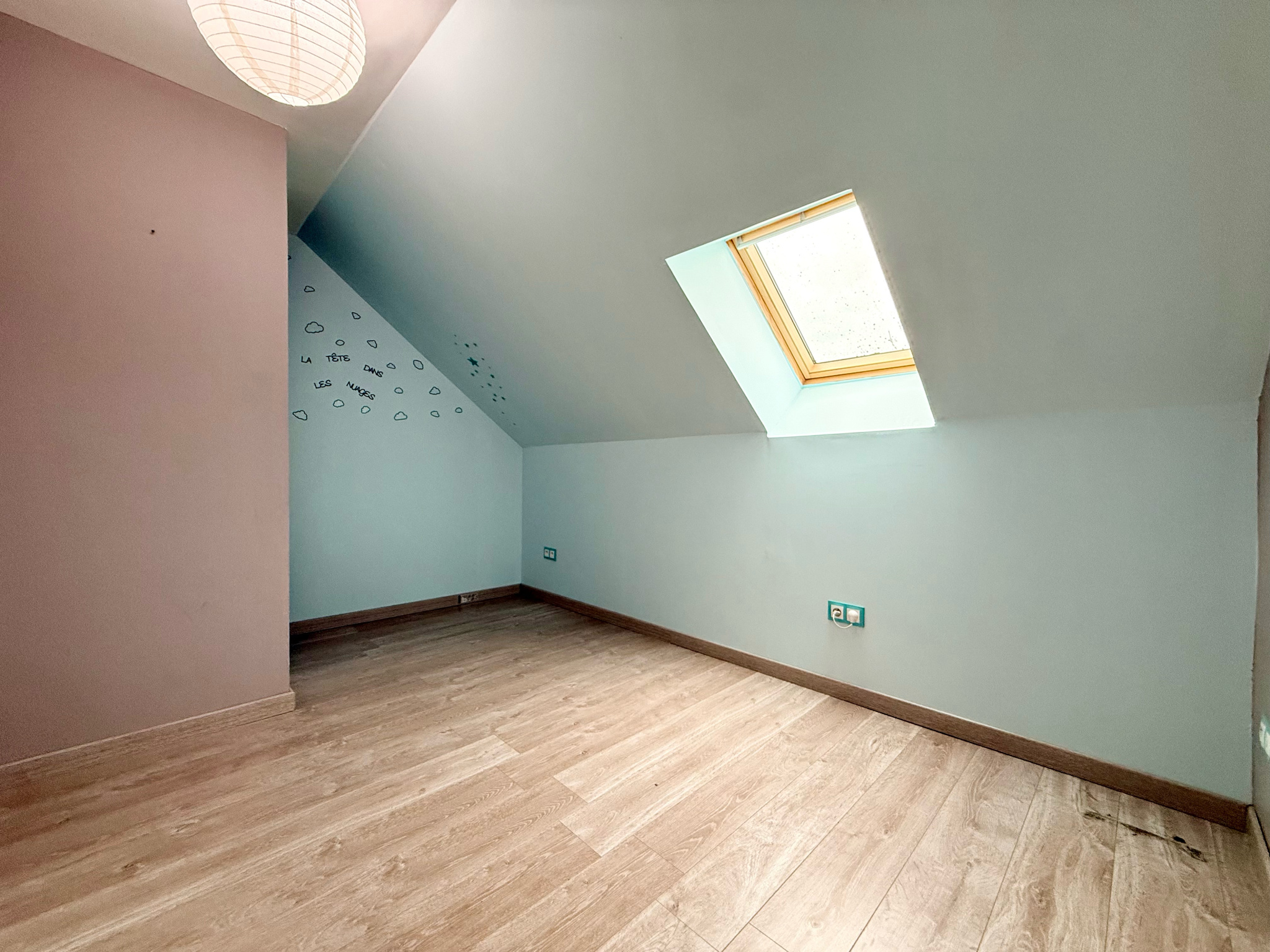 Immo80 – L'immobilier à Amiens et dans la Somme-MOREUIL – PAVILLON INDIVIDUEL AVEC ETAGE – 3 CHAMBRES – DEPENDANCE – STATIONNEMENT PRIVATIF – TERRASSE – JARDI