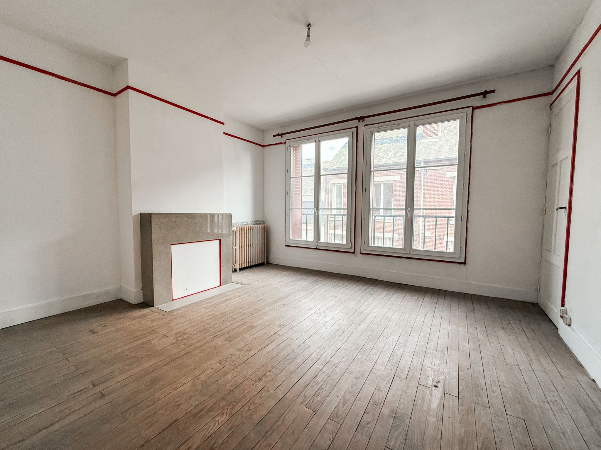 Immo80 – L'immobilier à Amiens et dans la Somme-NESLE – MAISON MITOYENNE – IMMEUBLE DE RAPPORT – CAVE – JARDIN