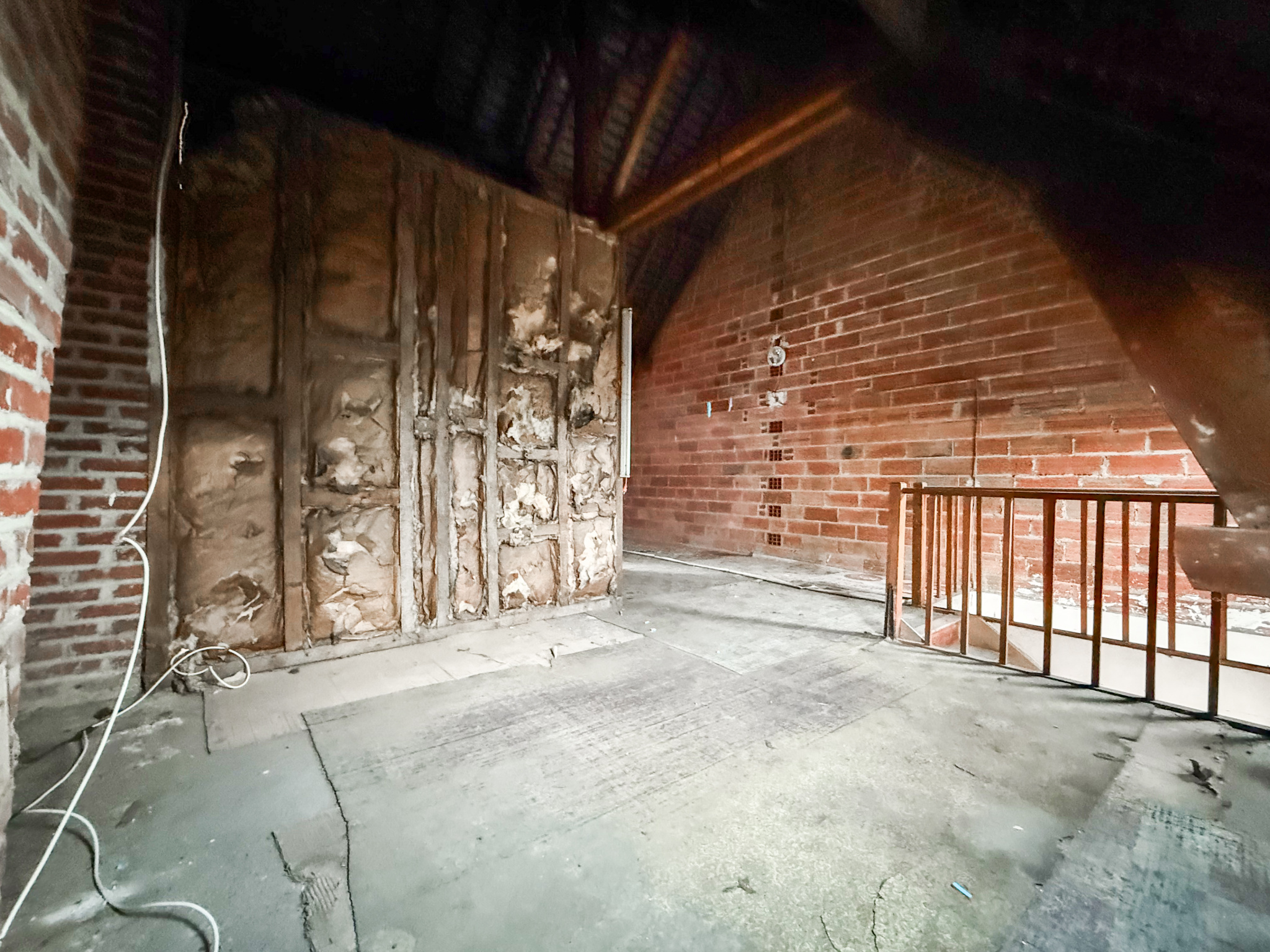 Immo80 – L'immobilier à Amiens et dans la Somme-NESLE – MAISON MITOYENNE – IMMEUBLE DE RAPPORT – CAVE – JARDIN