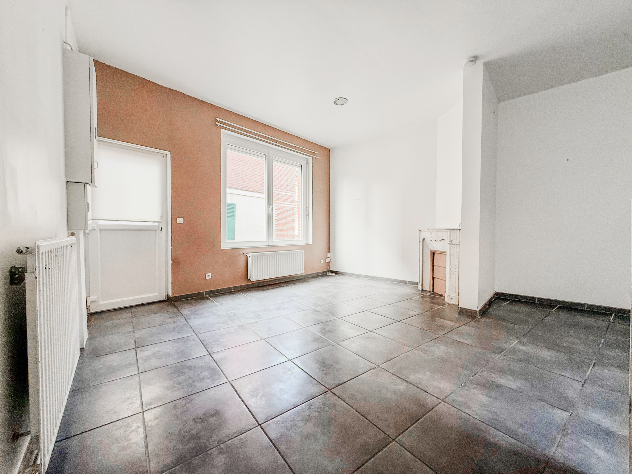 Immo80 – L'immobilier à Amiens et dans la Somme-ROYE – MAISON MITOYENNE – 3 CHAMBRES – COUR – CAVE