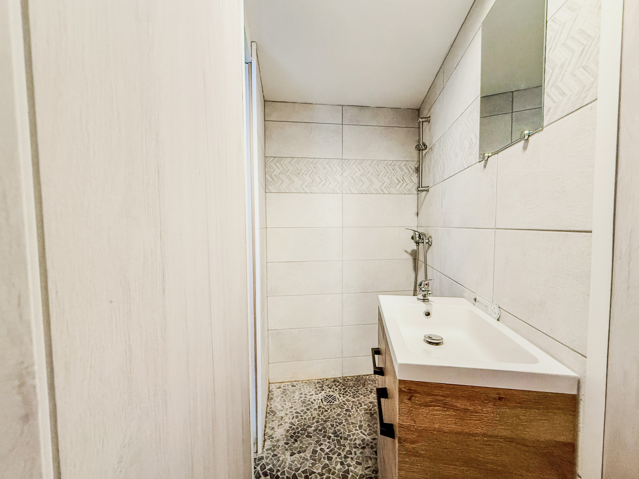 Immo80 – L'immobilier à Amiens et dans la Somme-ROYE – MAISON MITOYENNE – 3 CHAMBRES – COUR – CAVE