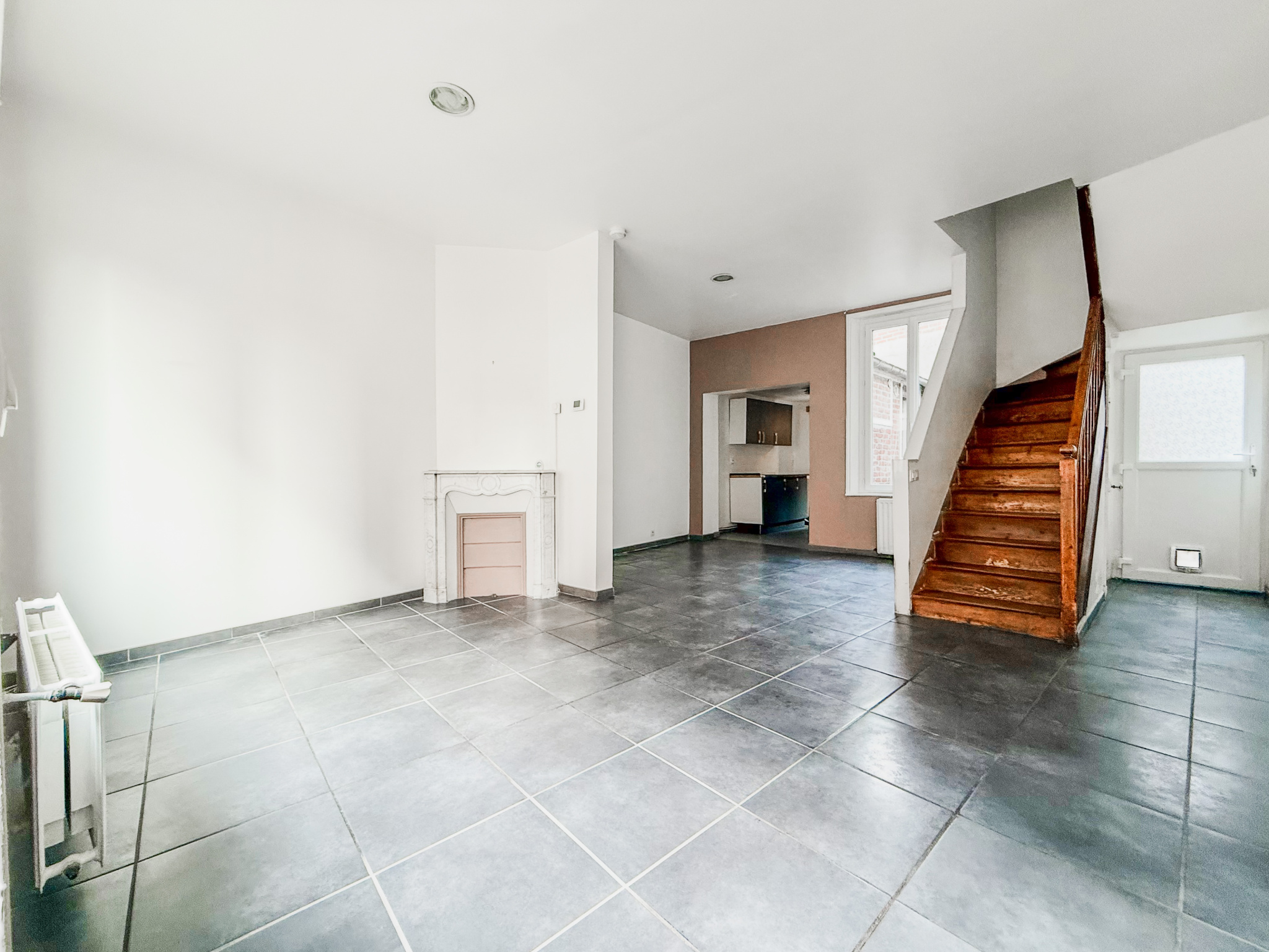 Immo80 – L'immobilier à Amiens et dans la Somme-ROYE – MAISON MITOYENNE – 3 CHAMBRES – COUR – CAVE