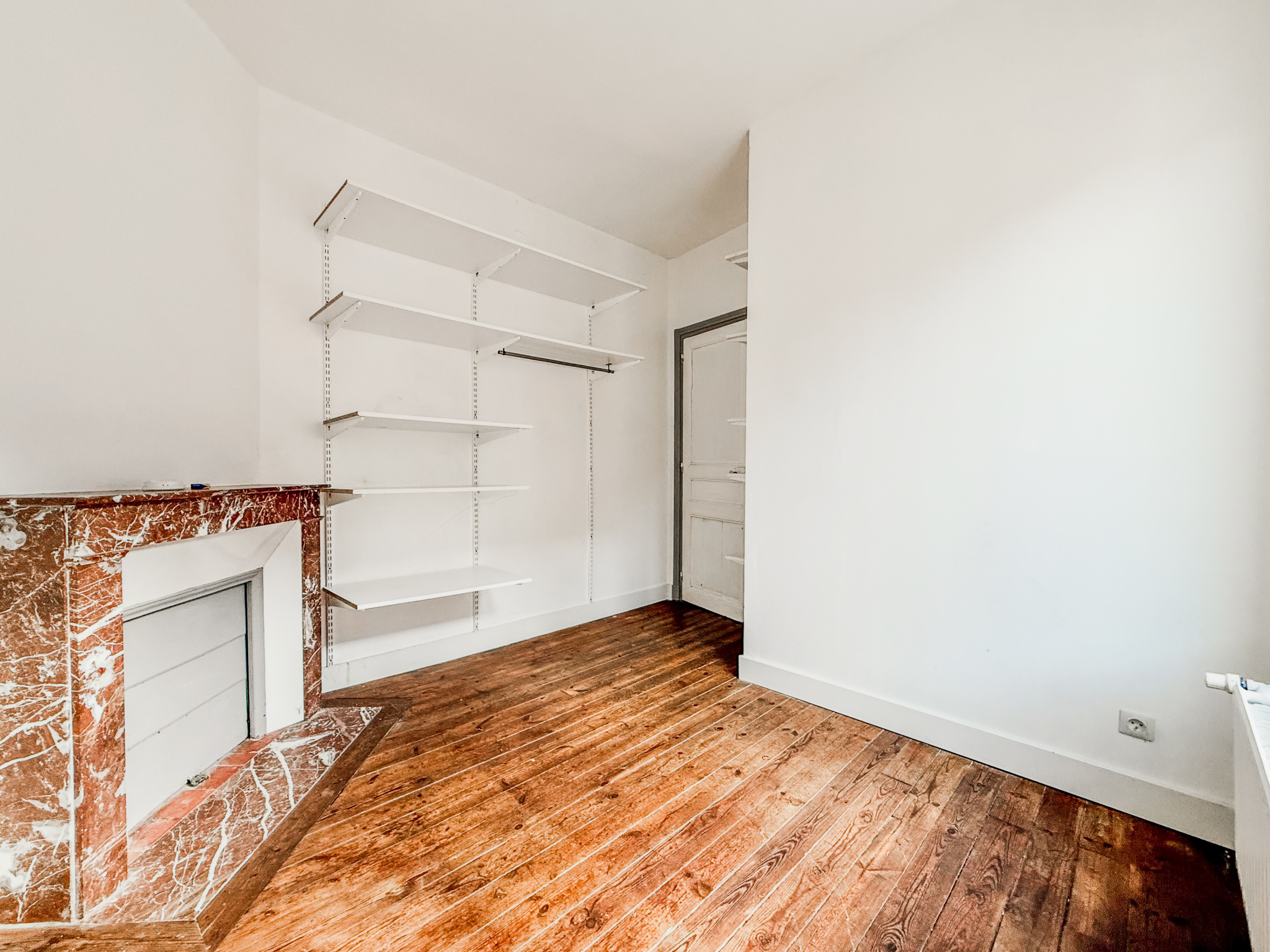 Immo80 – L'immobilier à Amiens et dans la Somme-ROYE – MAISON MITOYENNE – 3 CHAMBRES – COUR – CAVE