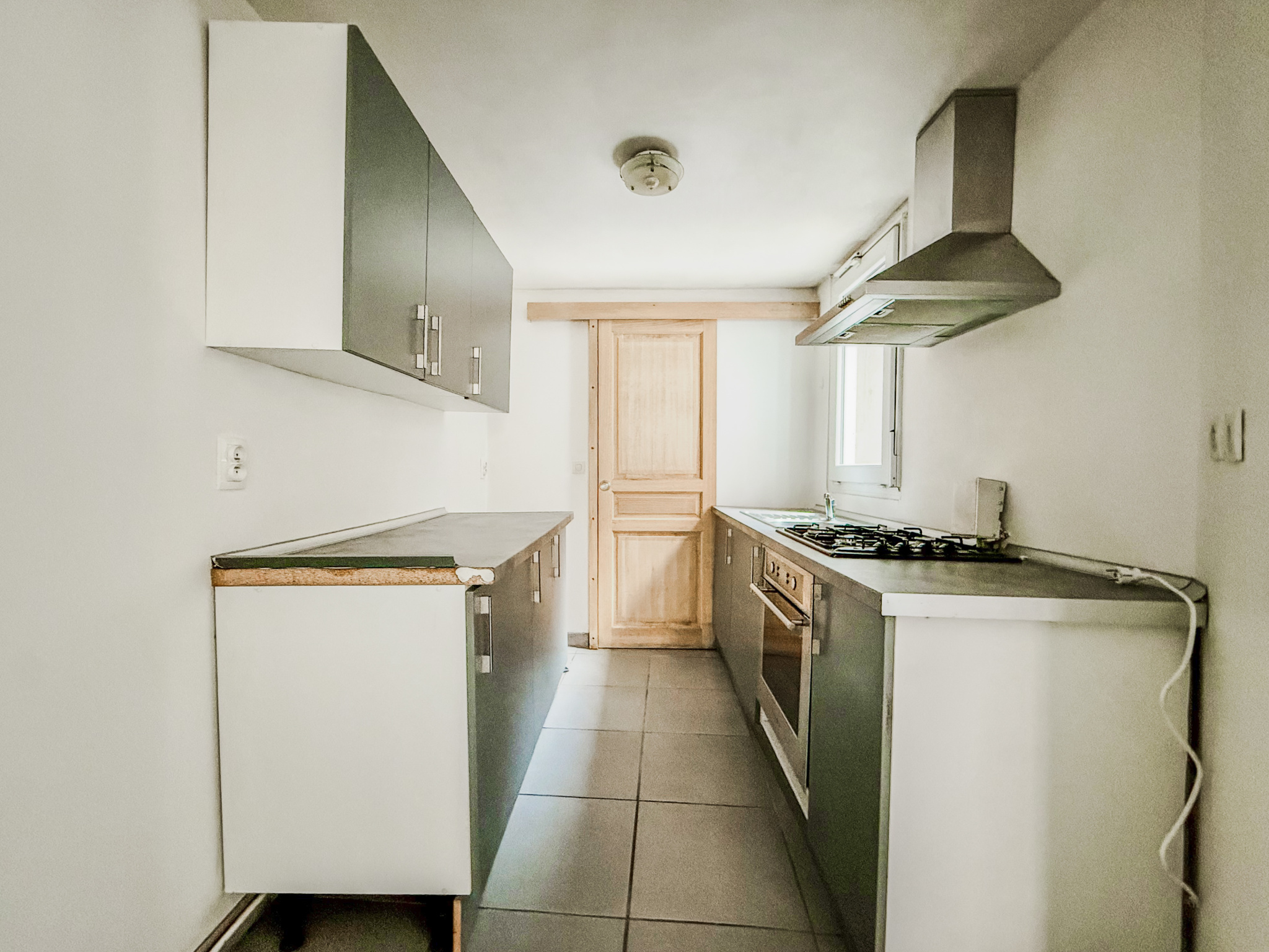 Immo80 – L'immobilier à Amiens et dans la Somme-ROYE – MAISON MITOYENNE – 3 CHAMBRES – COUR – CAVE