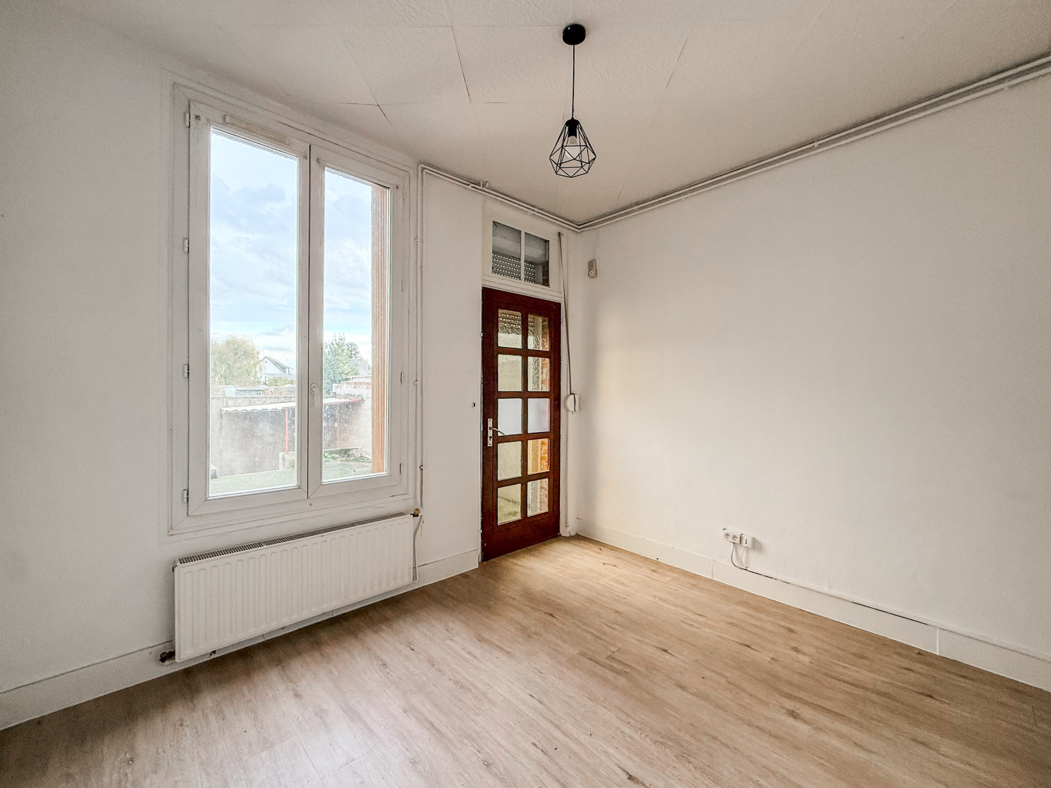 Immo80 – L'immobilier à Amiens et dans la Somme-NESLE – MAISON SEMI-MITOYENNE – 1 CHAMBRE – 1 BUREAU – COUR – TERRASSE – JARDIN