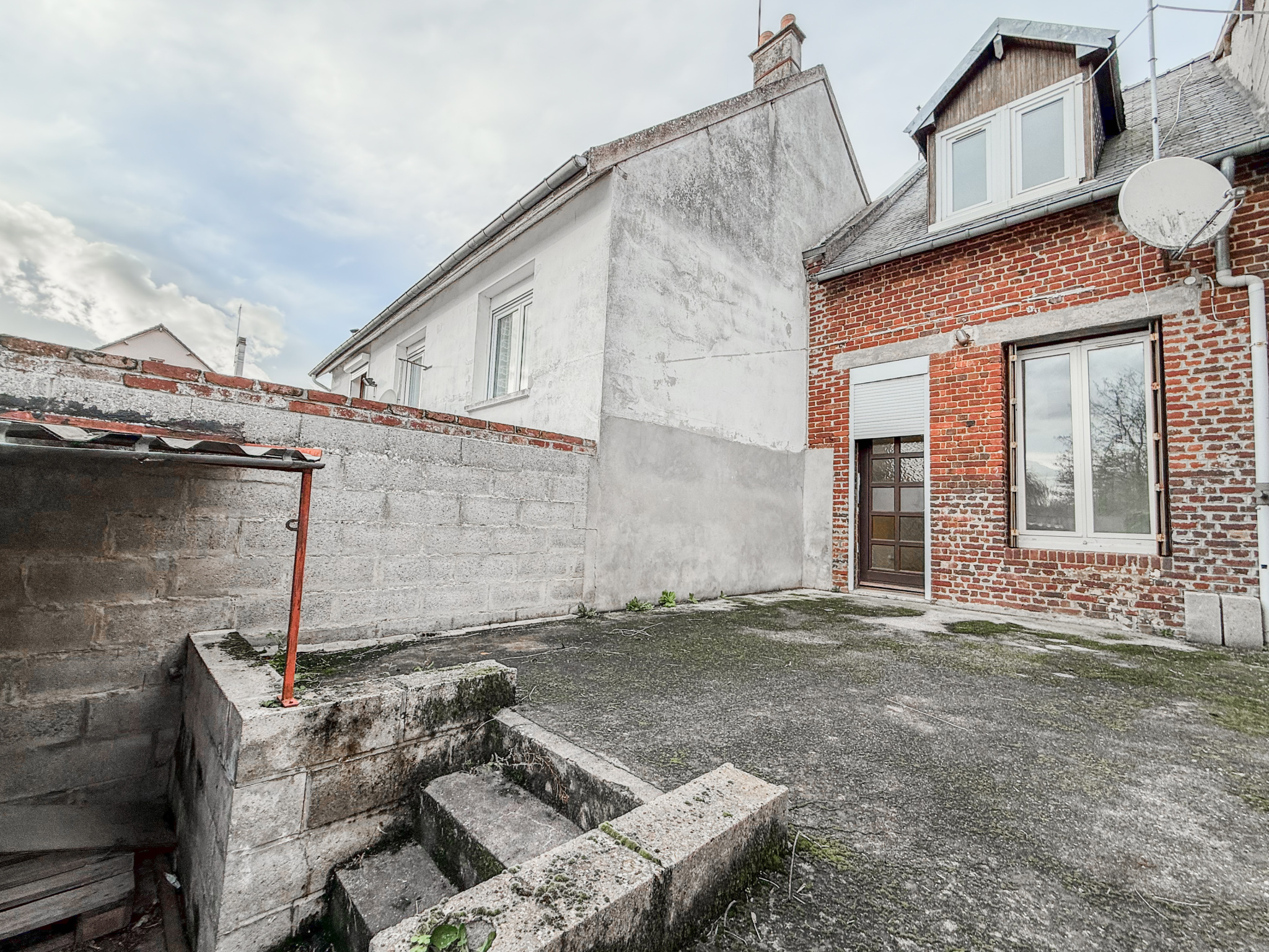 Immo80 – L'immobilier à Amiens et dans la Somme-NESLE – MAISON SEMI-MITOYENNE – 1 CHAMBRE – 1 BUREAU – COUR – TERRASSE – JARDIN