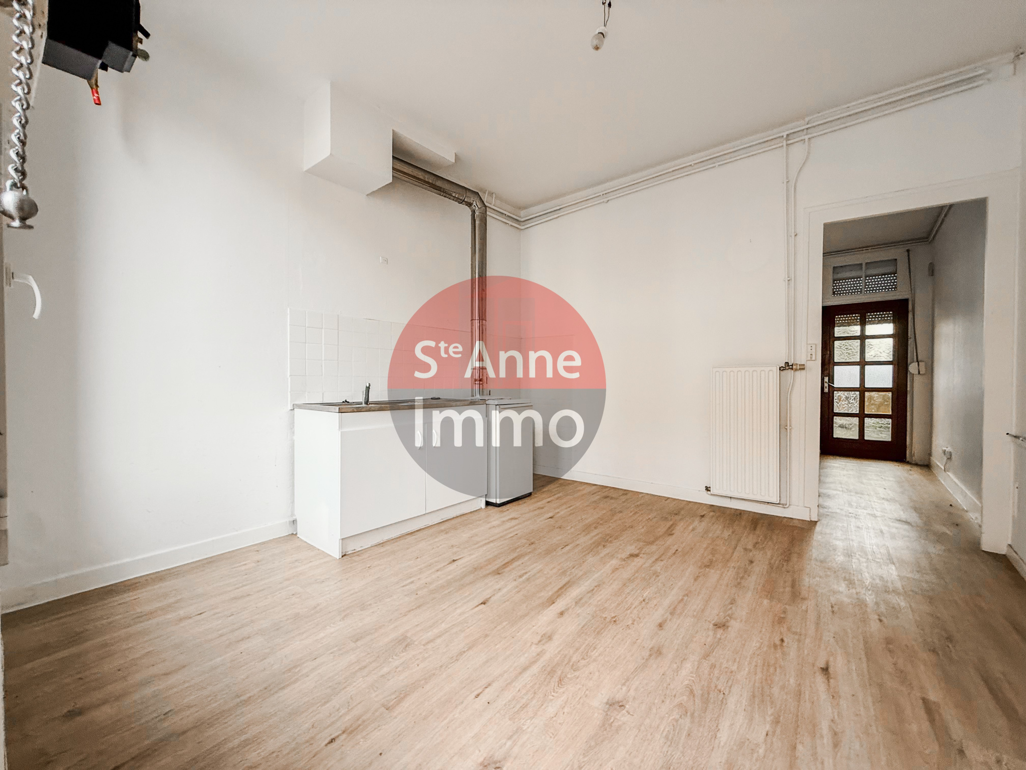 Immo80 – L'immobilier à Amiens et dans la Somme-NESLE – MAISON SEMI-MITOYENNE – 1 CHAMBRE – 1 BUREAU – COUR –...