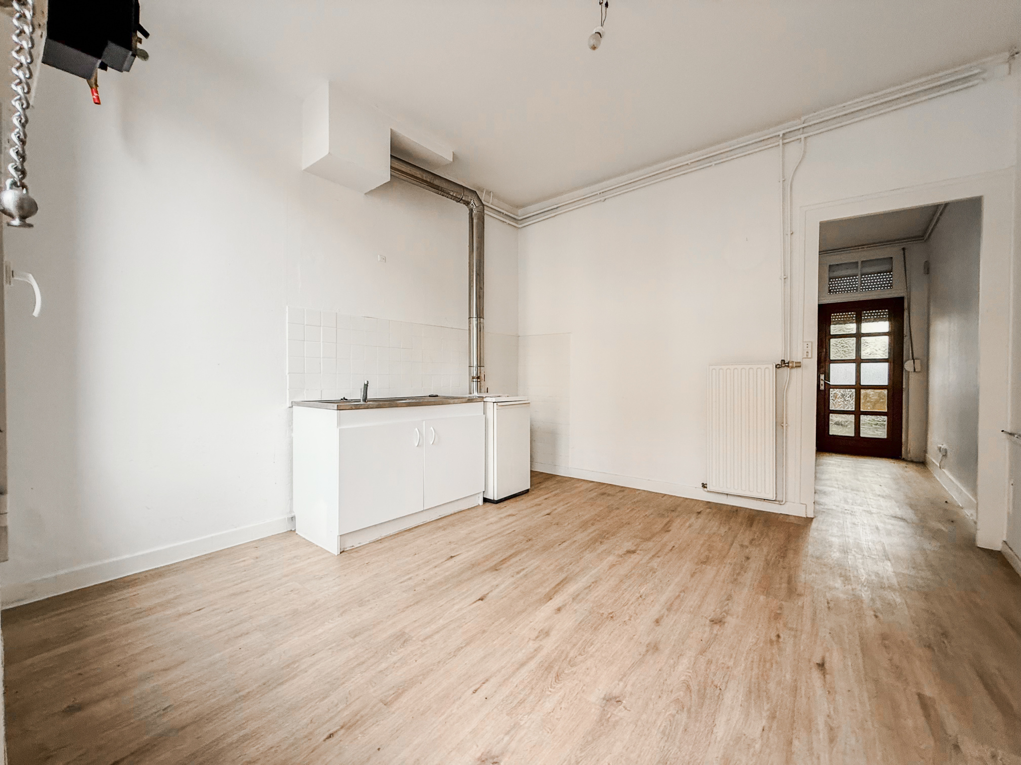 Immo80 – L'immobilier à Amiens et dans la Somme-NESLE – MAISON SEMI-MITOYENNE – 1 CHAMBRE – 1 BUREAU – COUR –...