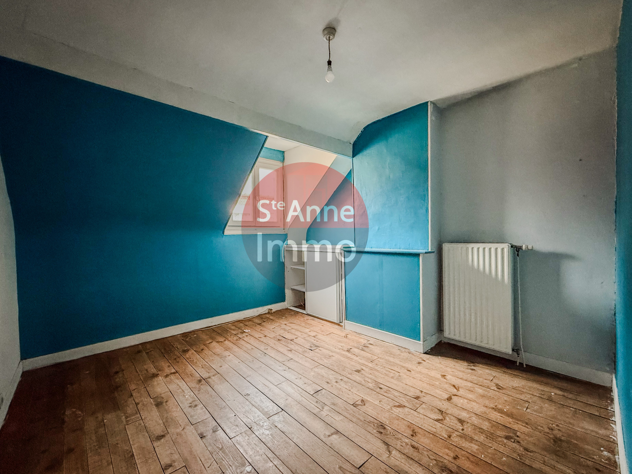 Immo80 – L'immobilier à Amiens et dans la Somme-NESLE – MAISON SEMI-MITOYENNE – 1 CHAMBRE – 1 BUREAU – COUR – TERRASSE – JARDIN