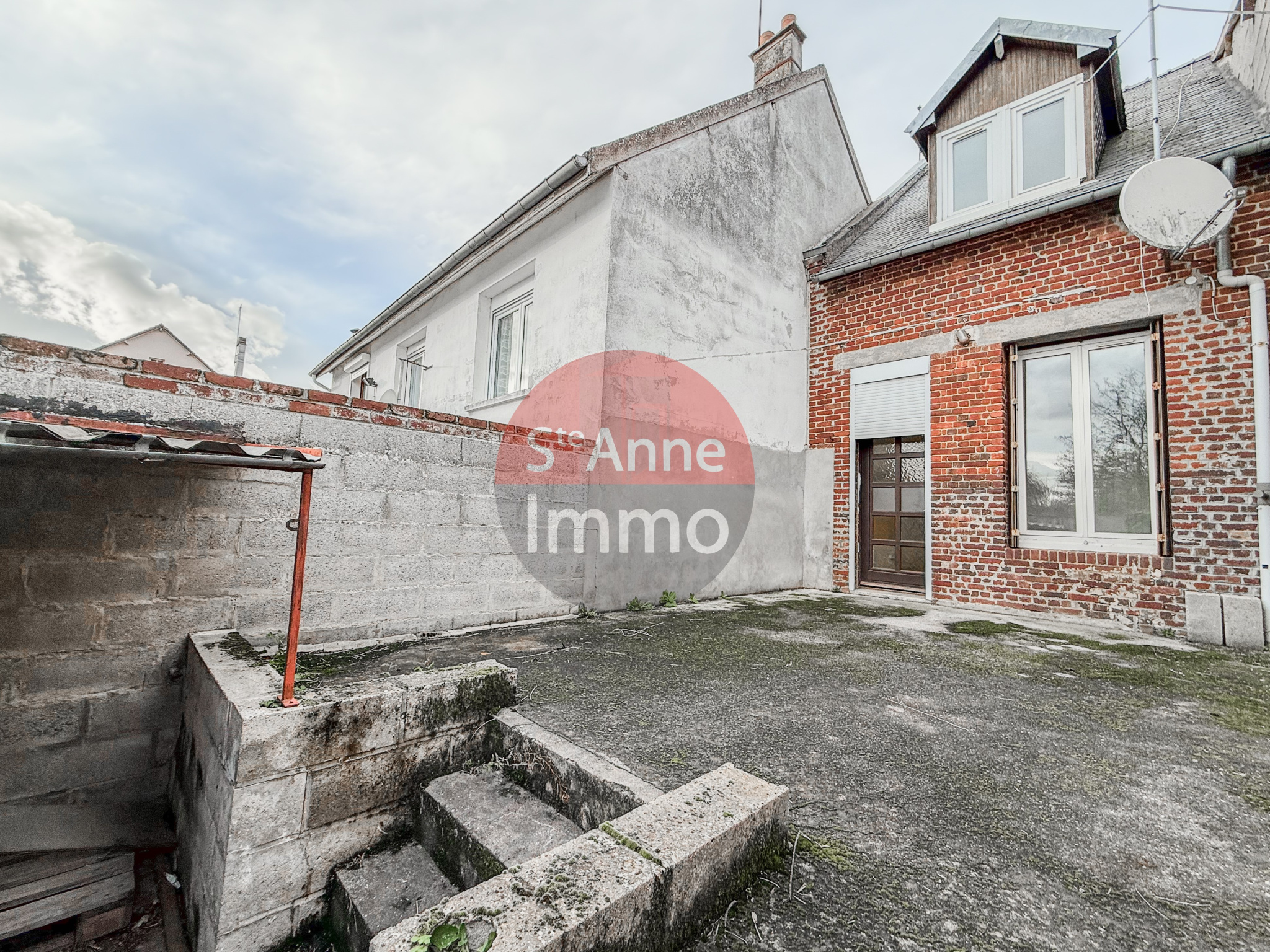 Immo80 – L'immobilier à Amiens et dans la Somme-NESLE – MAISON SEMI-MITOYENNE – 1 CHAMBRE – 1 BUREAU – COUR – TERRASSE – JARDIN