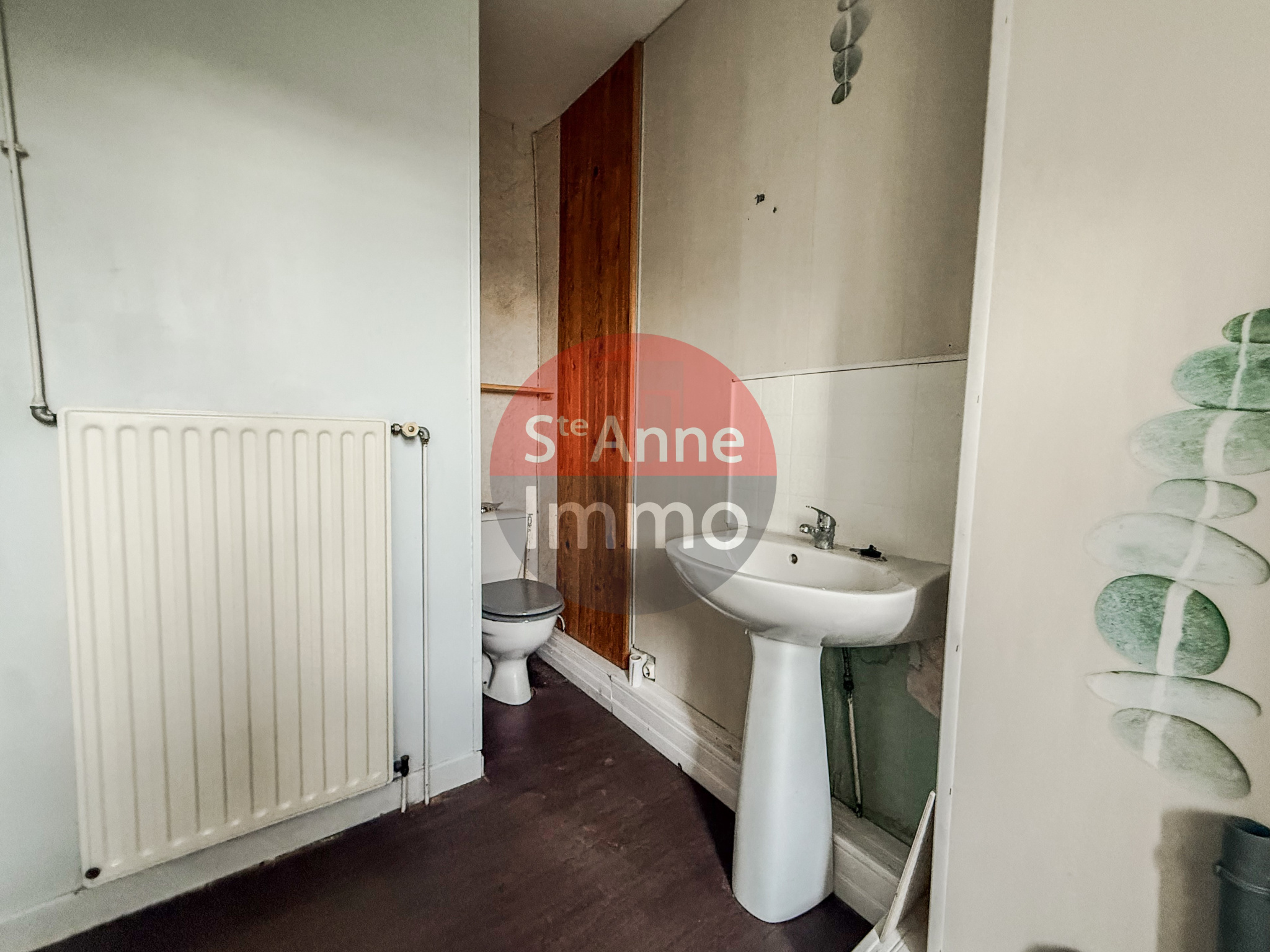 Immo80 – L'immobilier à Amiens et dans la Somme-NESLE – MAISON SEMI-MITOYENNE – 1 CHAMBRE – 1 BUREAU – COUR – TERRASSE – JARDIN