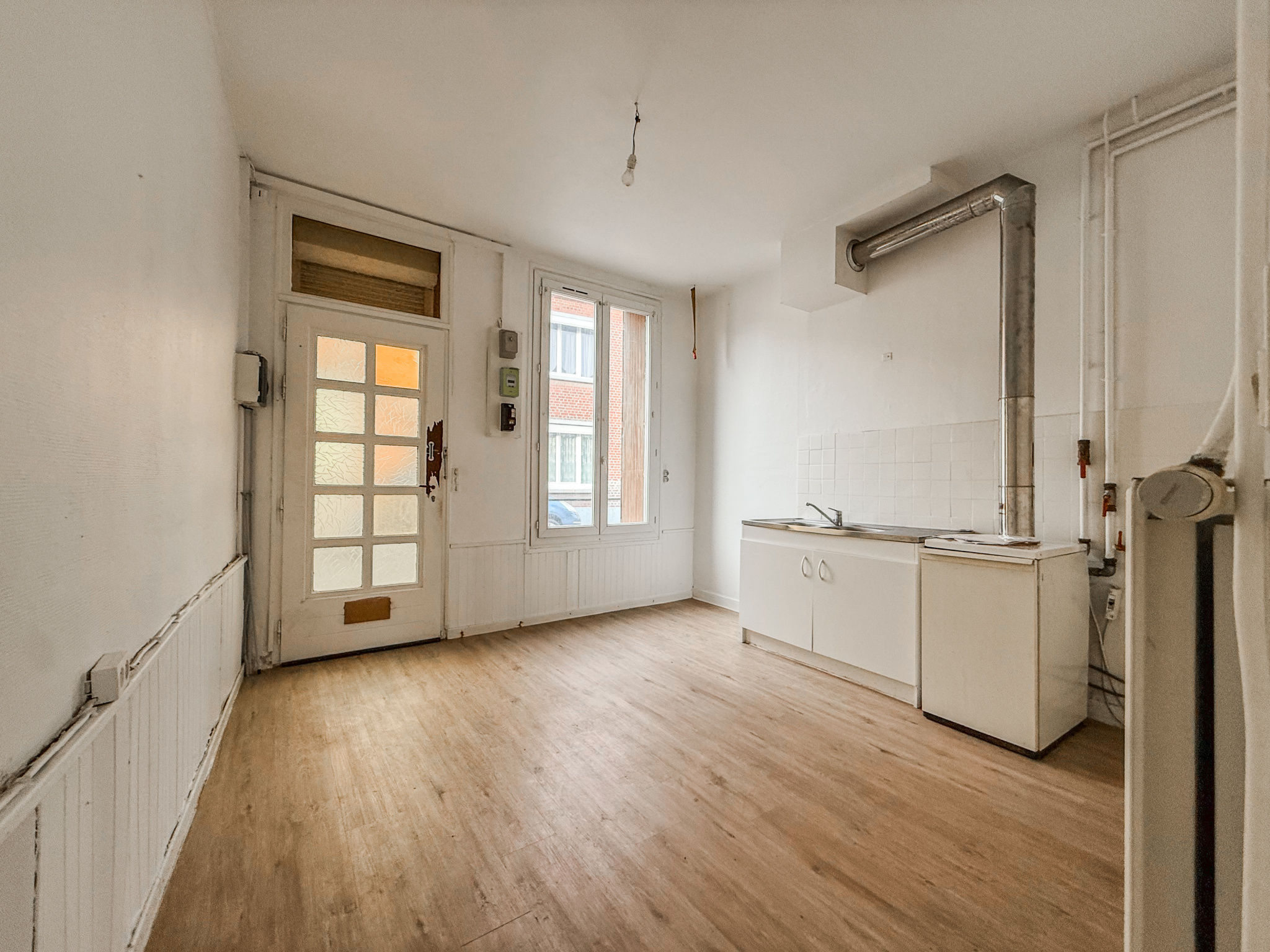 Immo80 – L'immobilier à Amiens et dans la Somme-NESLE – MAISON SEMI-MITOYENNE – 1 CHAMBRE – 1 BUREAU – COUR – TERRASSE – JARDIN