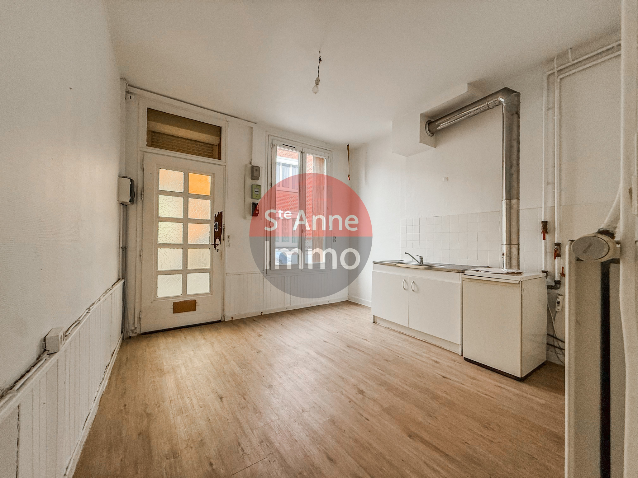 Immo80 – L'immobilier à Amiens et dans la Somme-NESLE – MAISON SEMI-MITOYENNE – 1 CHAMBRE – 1 BUREAU – COUR – TERRASSE – JARDIN