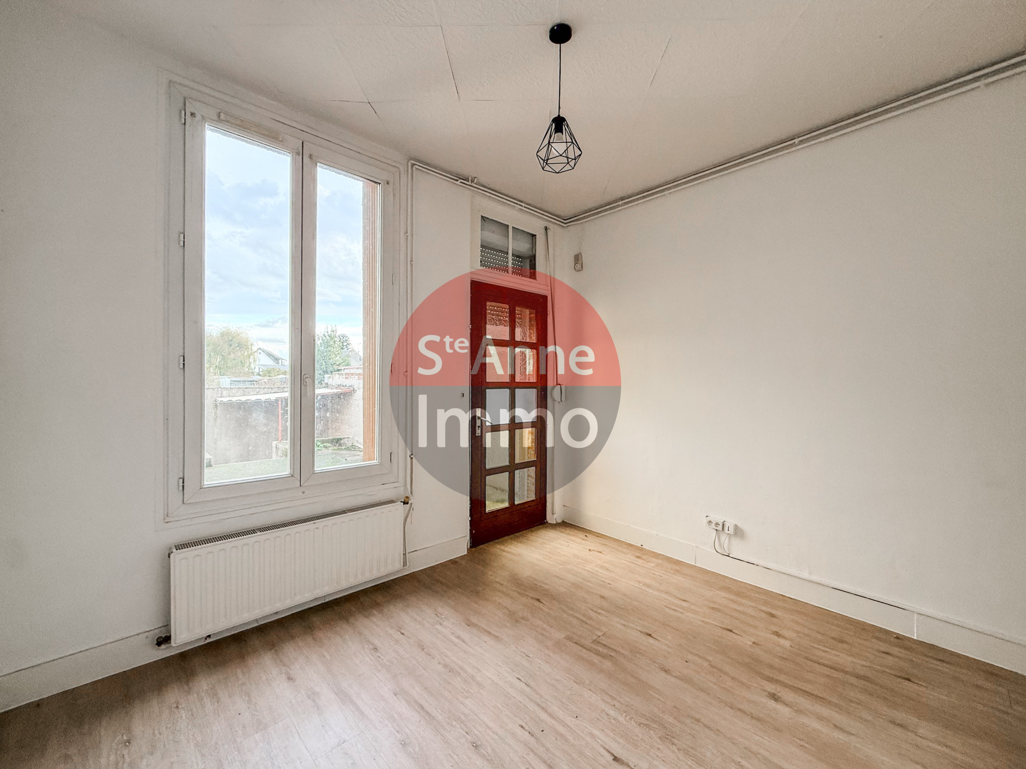 Immo80 – L'immobilier à Amiens et dans la Somme-NESLE – MAISON SEMI-MITOYENNE – 1 CHAMBRE – 1 BUREAU – COUR – TERRASSE – JARDIN