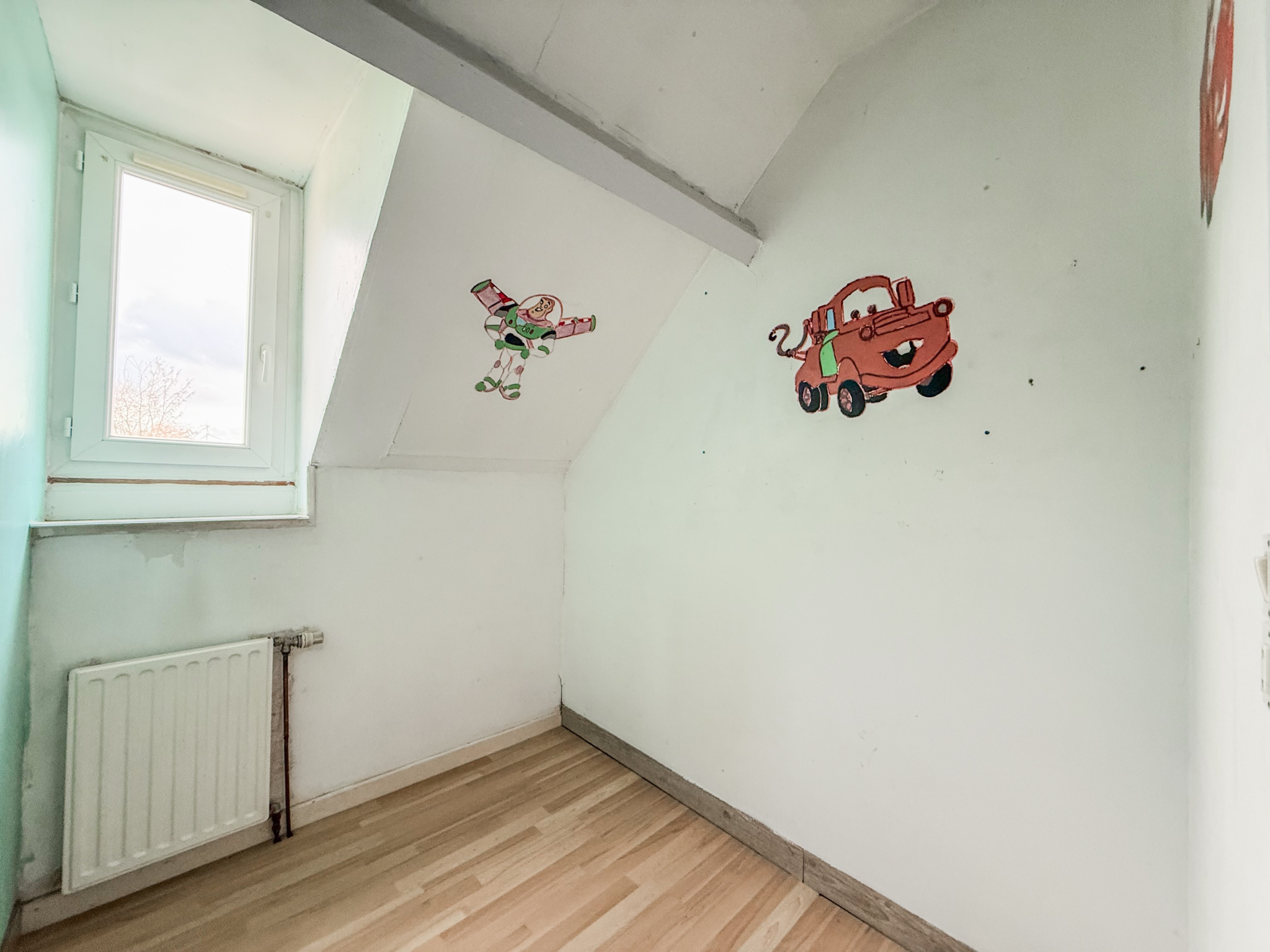 Immo80 – L'immobilier à Amiens et dans la Somme-NESLE – MAISON SEMI-MITOYENNE – 1 CHAMBRE – 1 BUREAU – COUR – TERRASSE – JARDIN