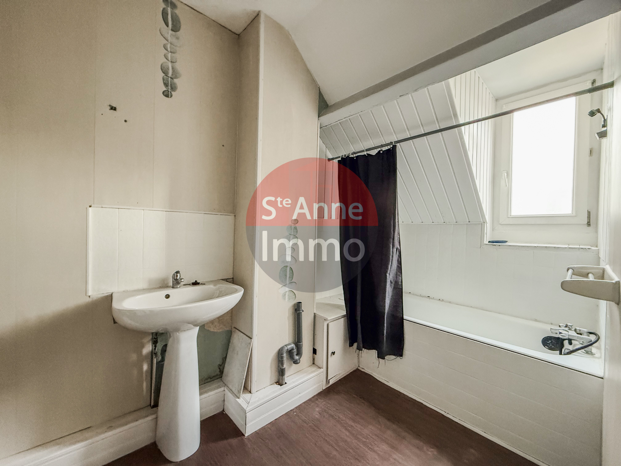 Immo80 – L'immobilier à Amiens et dans la Somme-NESLE – MAISON SEMI-MITOYENNE – 1 CHAMBRE – 1 BUREAU – COUR – TERRASSE – JARDIN
