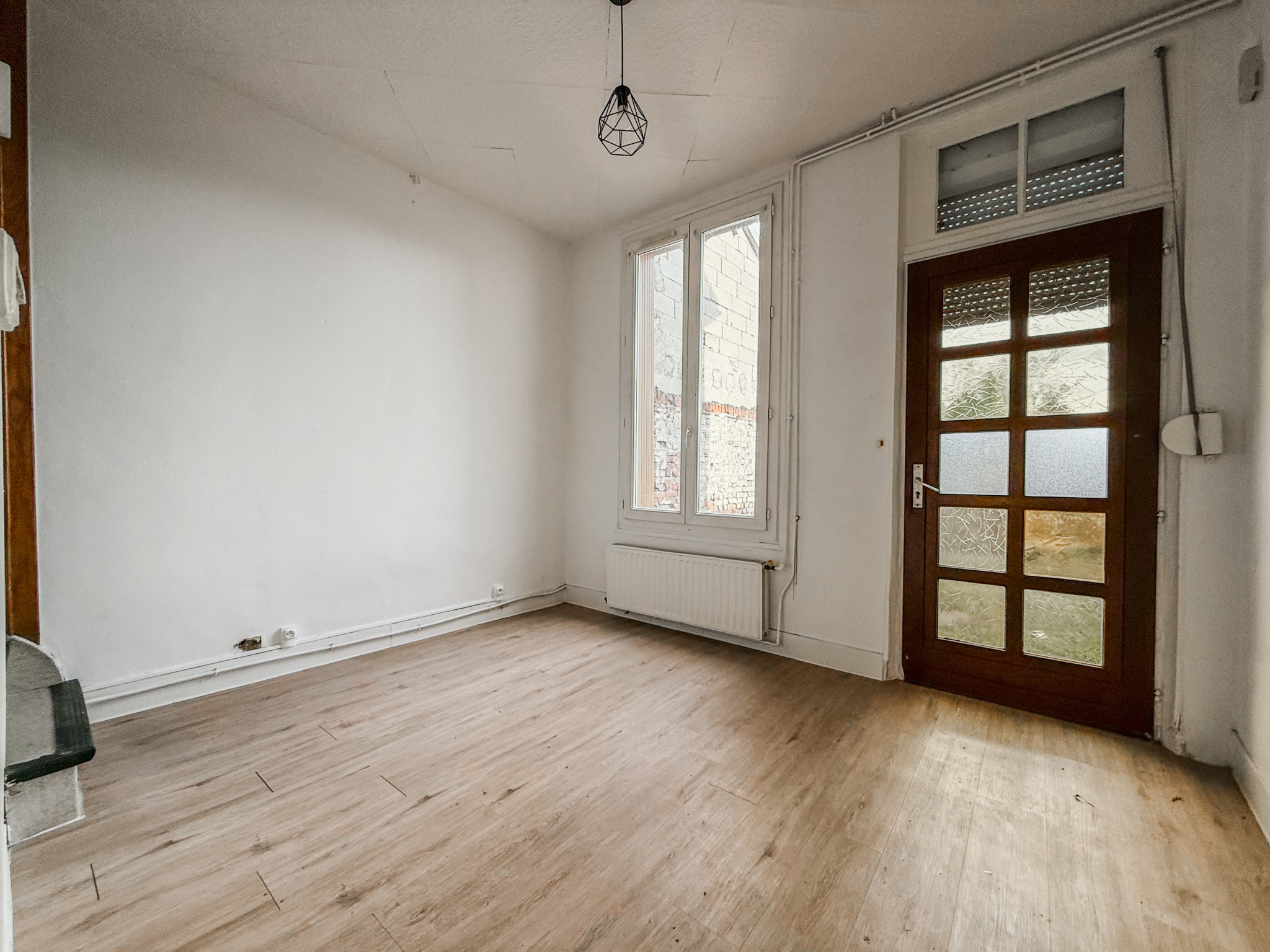 Immo80 – L'immobilier à Amiens et dans la Somme-NESLE – MAISON SEMI-MITOYENNE – 1 CHAMBRE – 1 BUREAU – COUR – TERRASSE – JARDIN