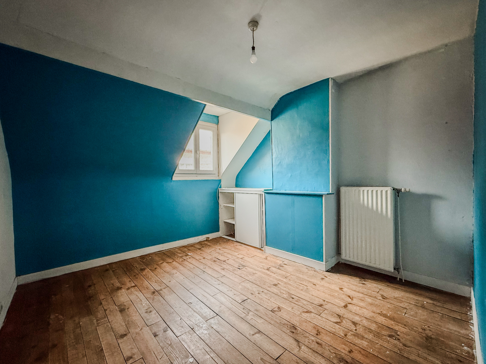 Immo80 – L'immobilier à Amiens et dans la Somme-NESLE – MAISON SEMI-MITOYENNE – 1 CHAMBRE – 1 BUREAU – COUR – TERRASSE – JARDIN