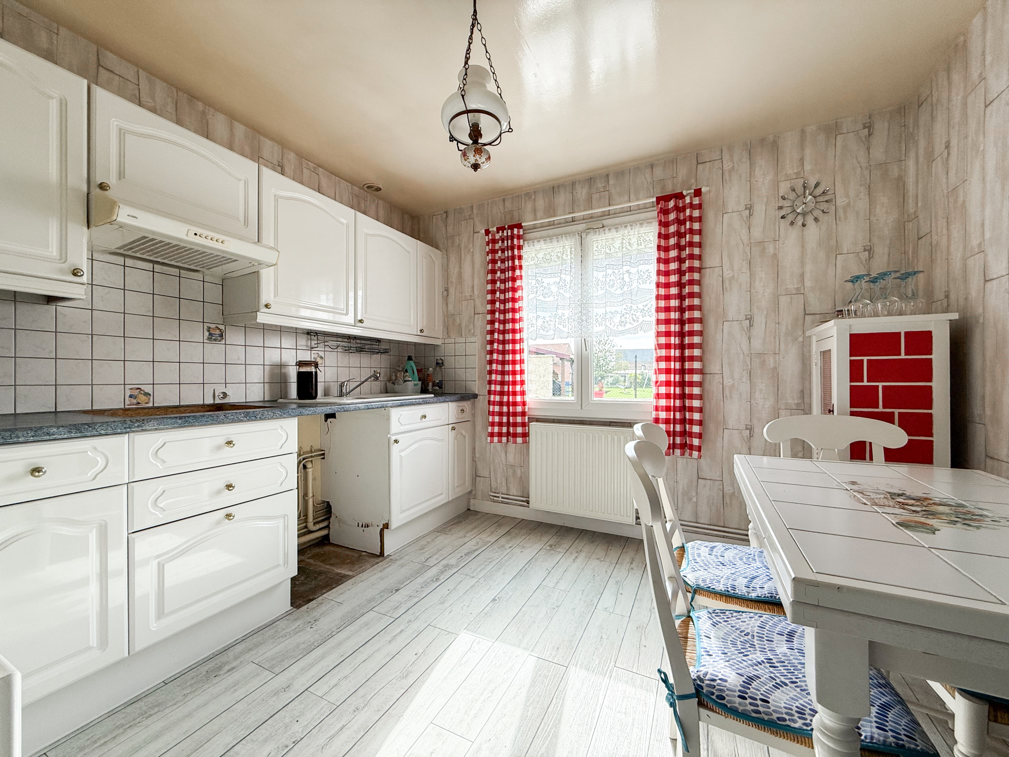 Immo80 – L'immobilier à Amiens et dans la Somme-FRESNOY-LES-ROYE – MAISON INDIVIDUELLE – PLAIN PIED – 2 CHAMBRES – GARAGE – DEPENDANCE