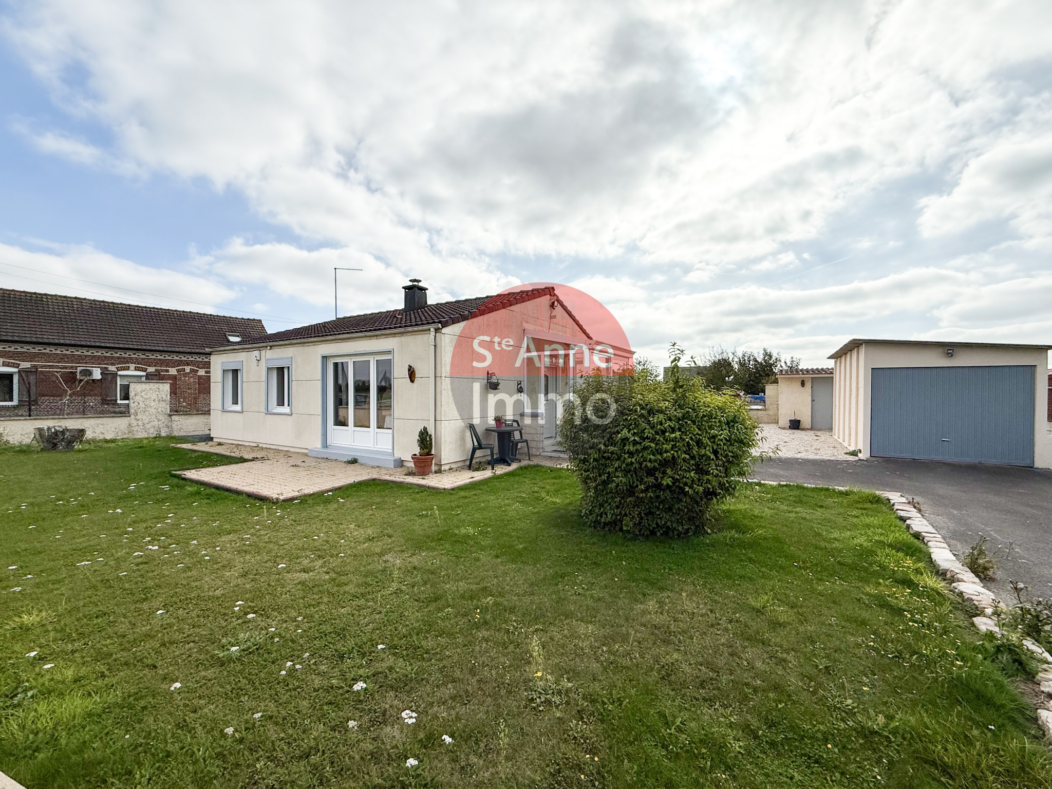 Immo80 – L'immobilier à Amiens et dans la Somme-FRESNOY-LES-ROYE – MAISON INDIVIDUELLE – PLAIN PIED – 2 CHAMBRES – GARAGE – DEPENDANCE