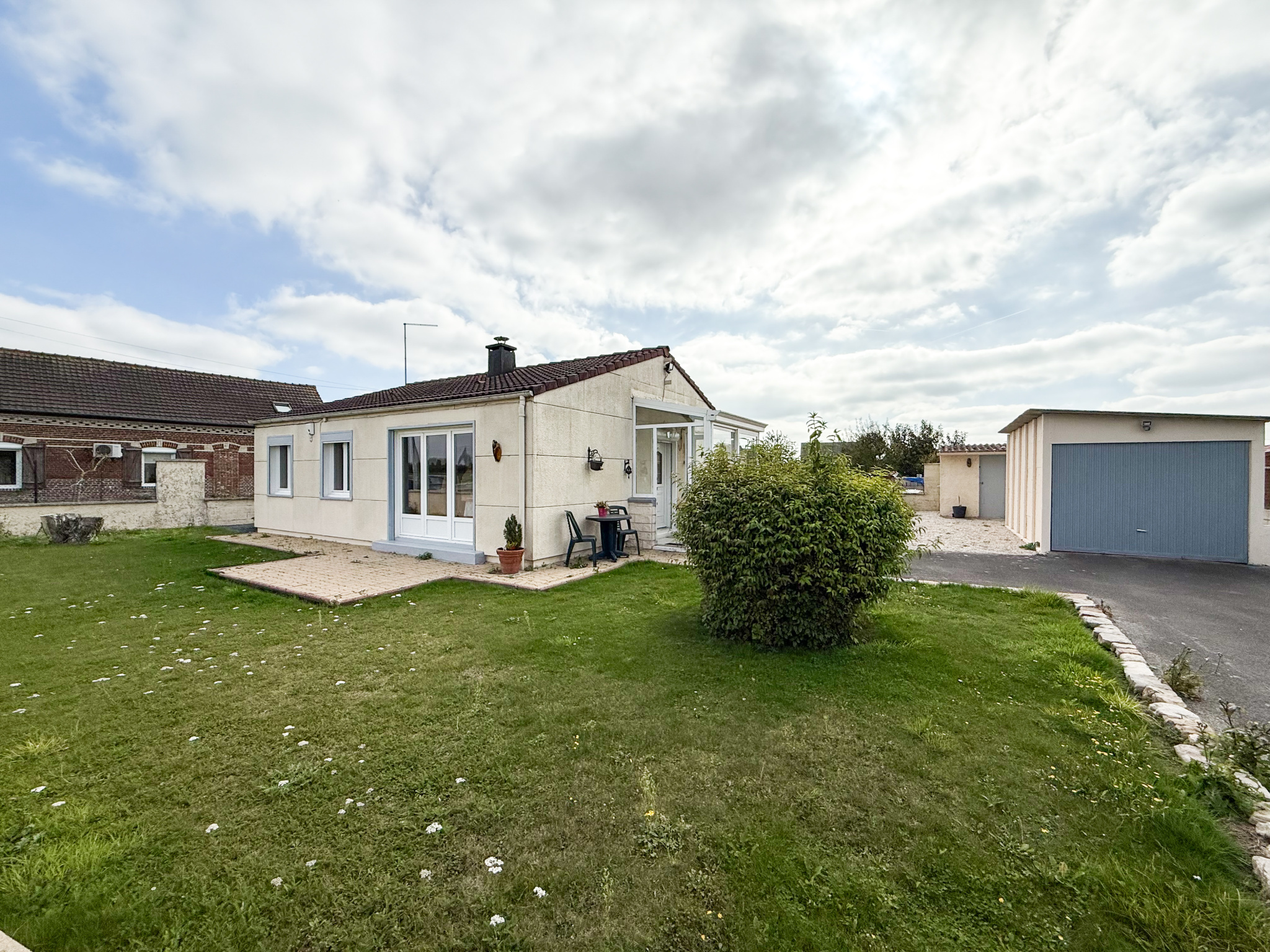 Immo80 – L'immobilier à Amiens et dans la Somme-FRESNOY-LES-ROYE – MAISON INDIVIDUELLE – PLAIN PIED – 2 CHAMBRES – GARAGE – DEPENDANCE