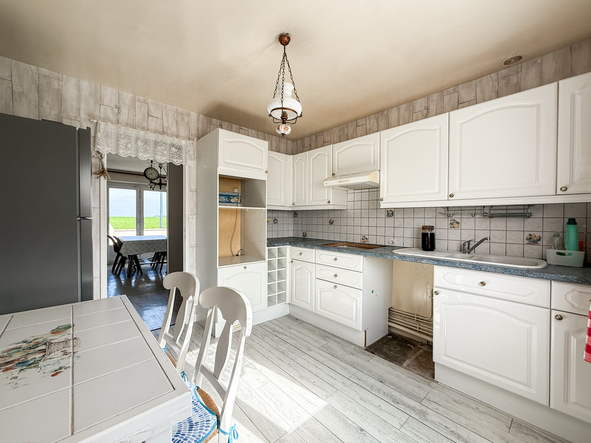 Immo80 – L'immobilier à Amiens et dans la Somme-FRESNOY-LES-ROYE – MAISON INDIVIDUELLE – PLAIN PIED – 2 CHAMBRES – GARAGE – DEPENDANCE