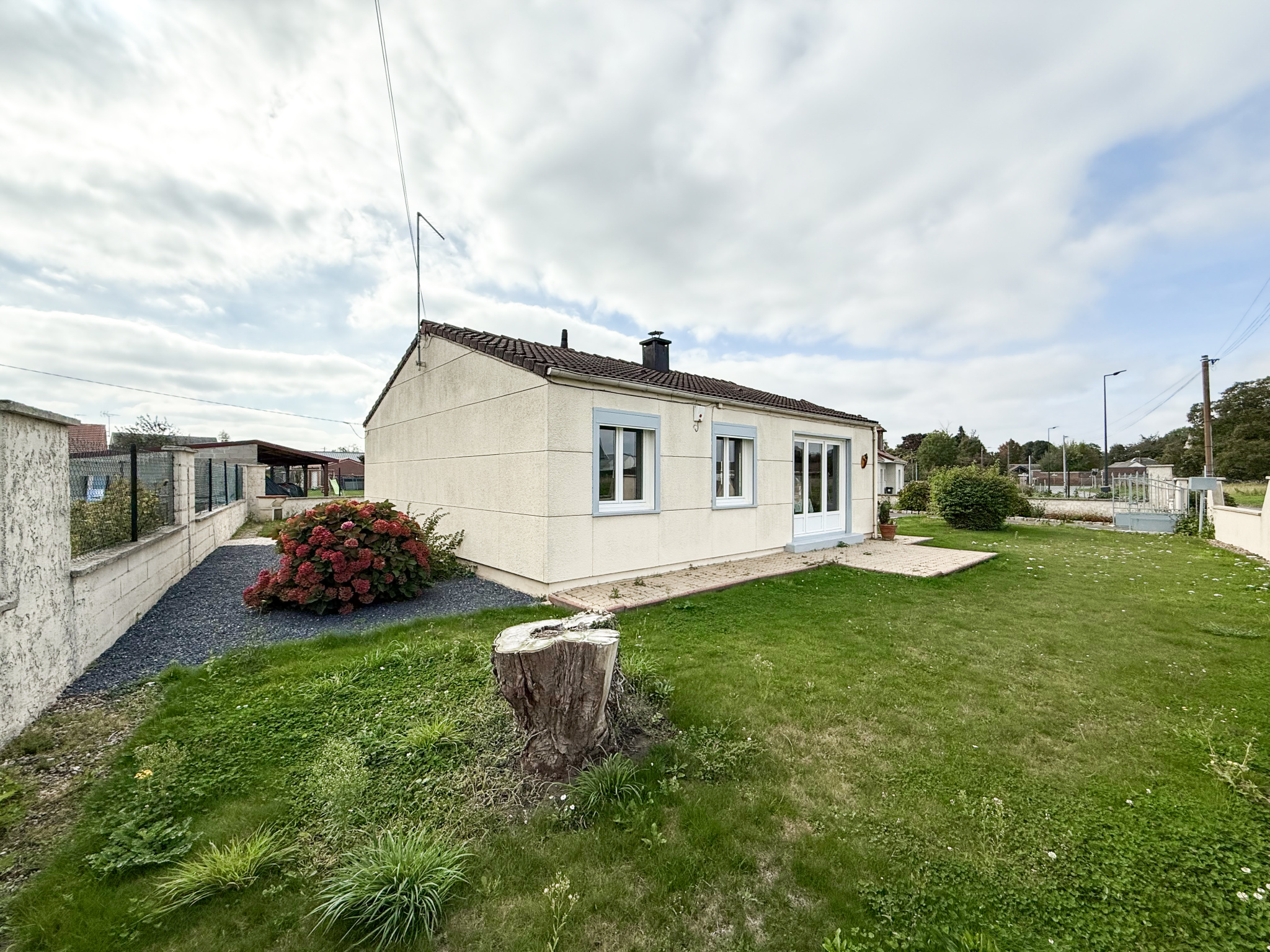 Immo80 – L'immobilier à Amiens et dans la Somme-FRESNOY-LES-ROYE – MAISON INDIVIDUELLE – PLAIN PIED – 2 CHAMBRES – GARAGE – DEPENDANCE