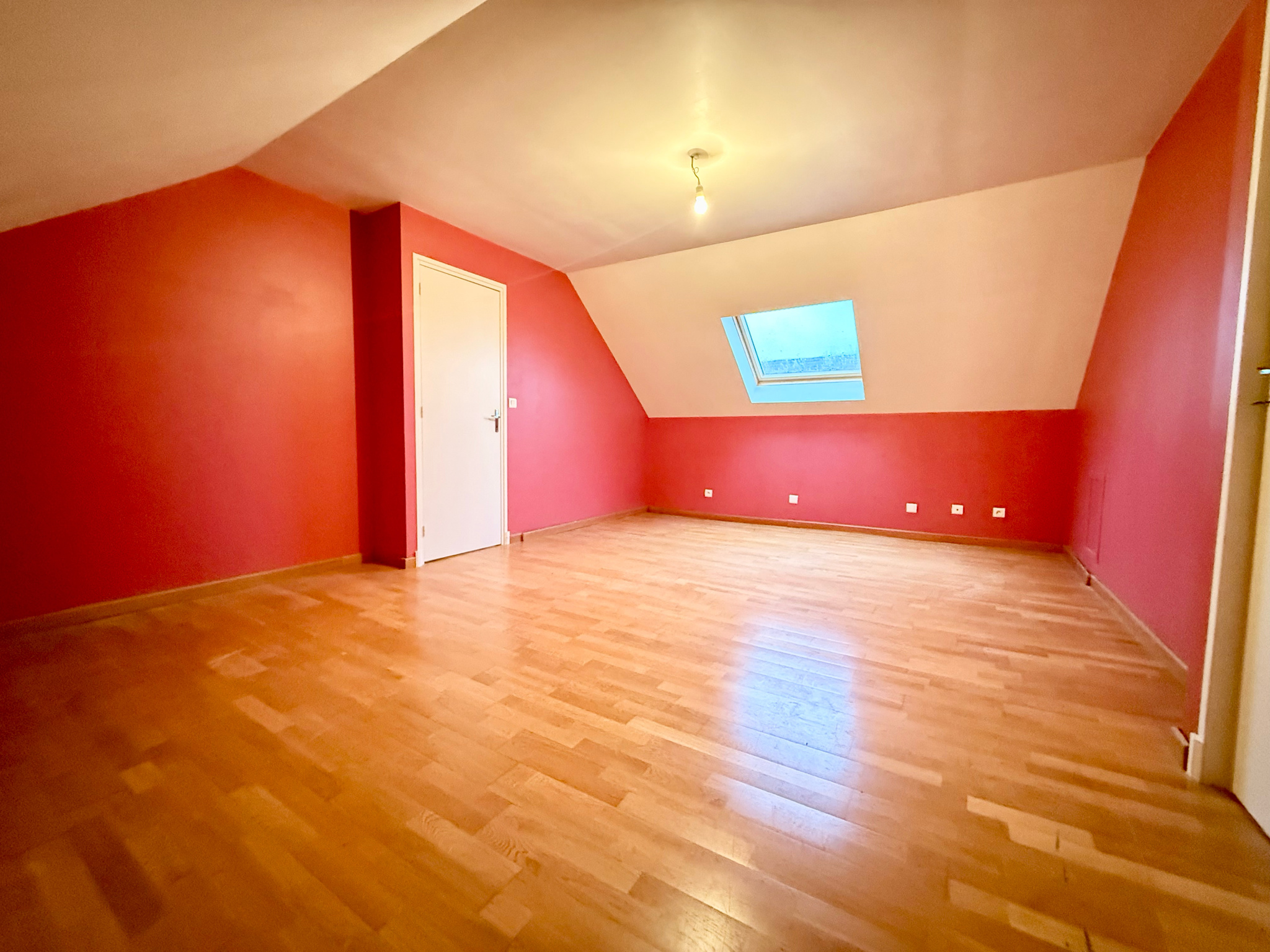 Immo80 – L'immobilier à Amiens et dans la Somme-LE PLESSIER ROZAINVILLERS – MAISON – 4 CHAMBRES – DEPENDANCES – JARDIN – POTENTIEL ENSEMBLE IMMOBILIER