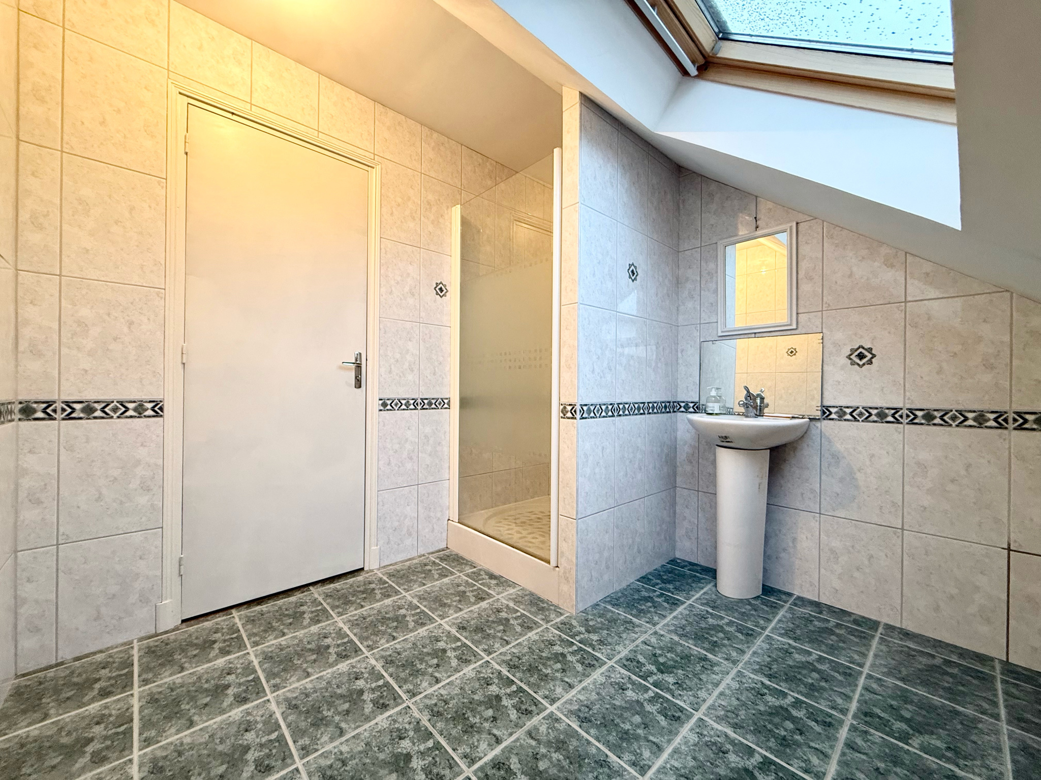 Immo80 – L'immobilier à Amiens et dans la Somme-LE PLESSIER ROZAINVILLERS – MAISON – 4 CHAMBRES – DEPENDANCES – JARDIN – POTENTIEL ENSEMBLE IMMOBILIER