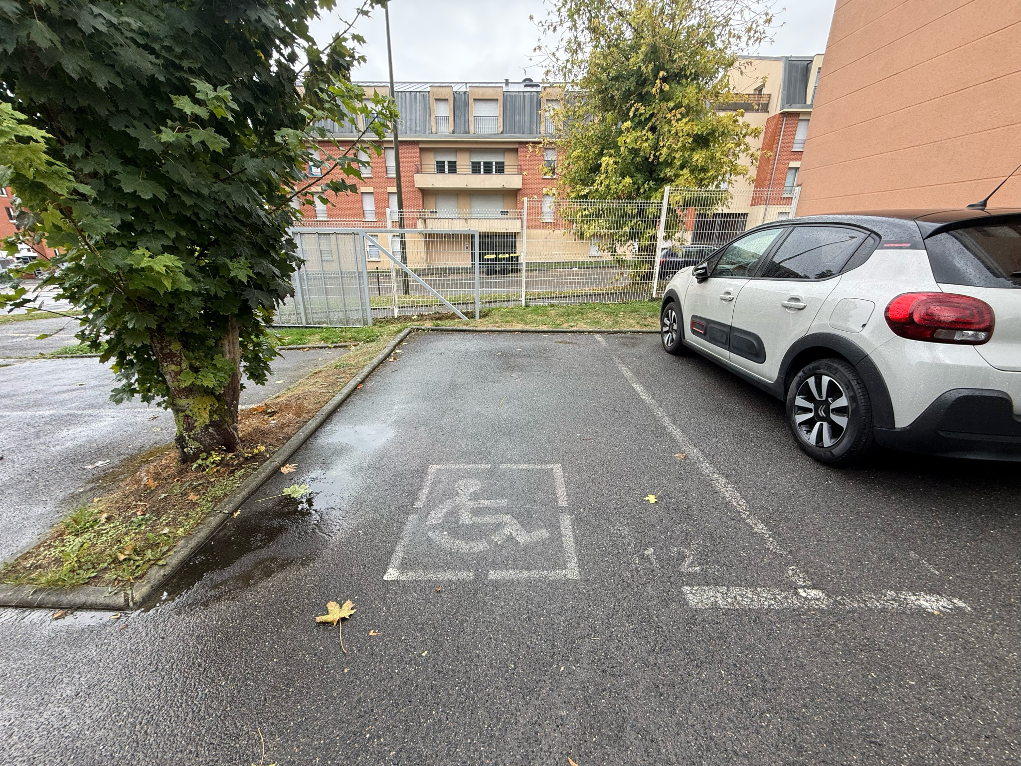Immo80 – L'immobilier à Amiens et dans la Somme-AMIENS – QUARTIER VAL D&rsquo;AVRE – LOCAL COMMERCIAL – PLACE DE PARKING –  IDÉAL MÉDECIN OU INFIRMIERS LIBÉRAUX