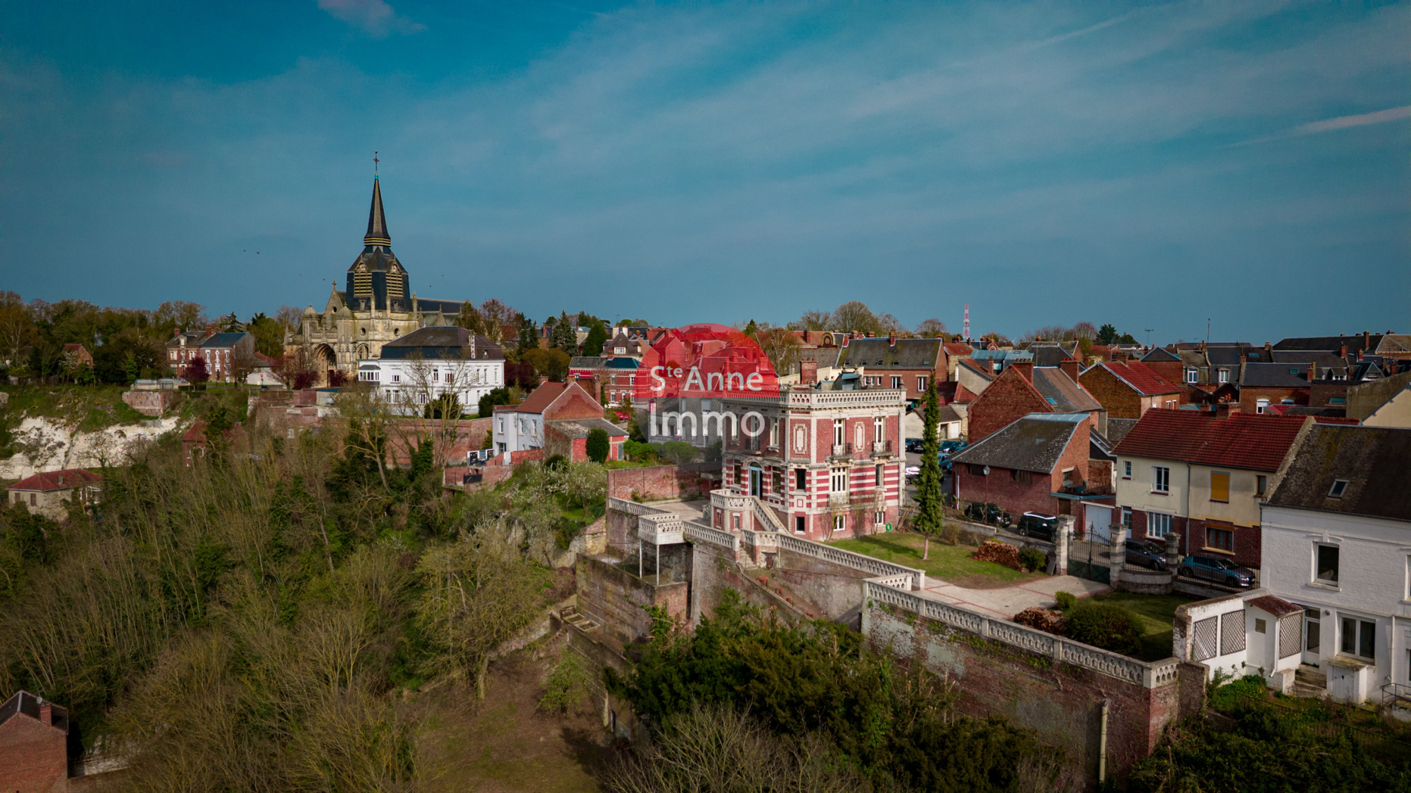 Immo80 – L'immobilier à Amiens et dans la Somme-MONTDIDIER – MAISON DE MAITRE – 5 CHAMBRES – TERRASSE – JARDIN – DEPENDANCES – GARAGE
